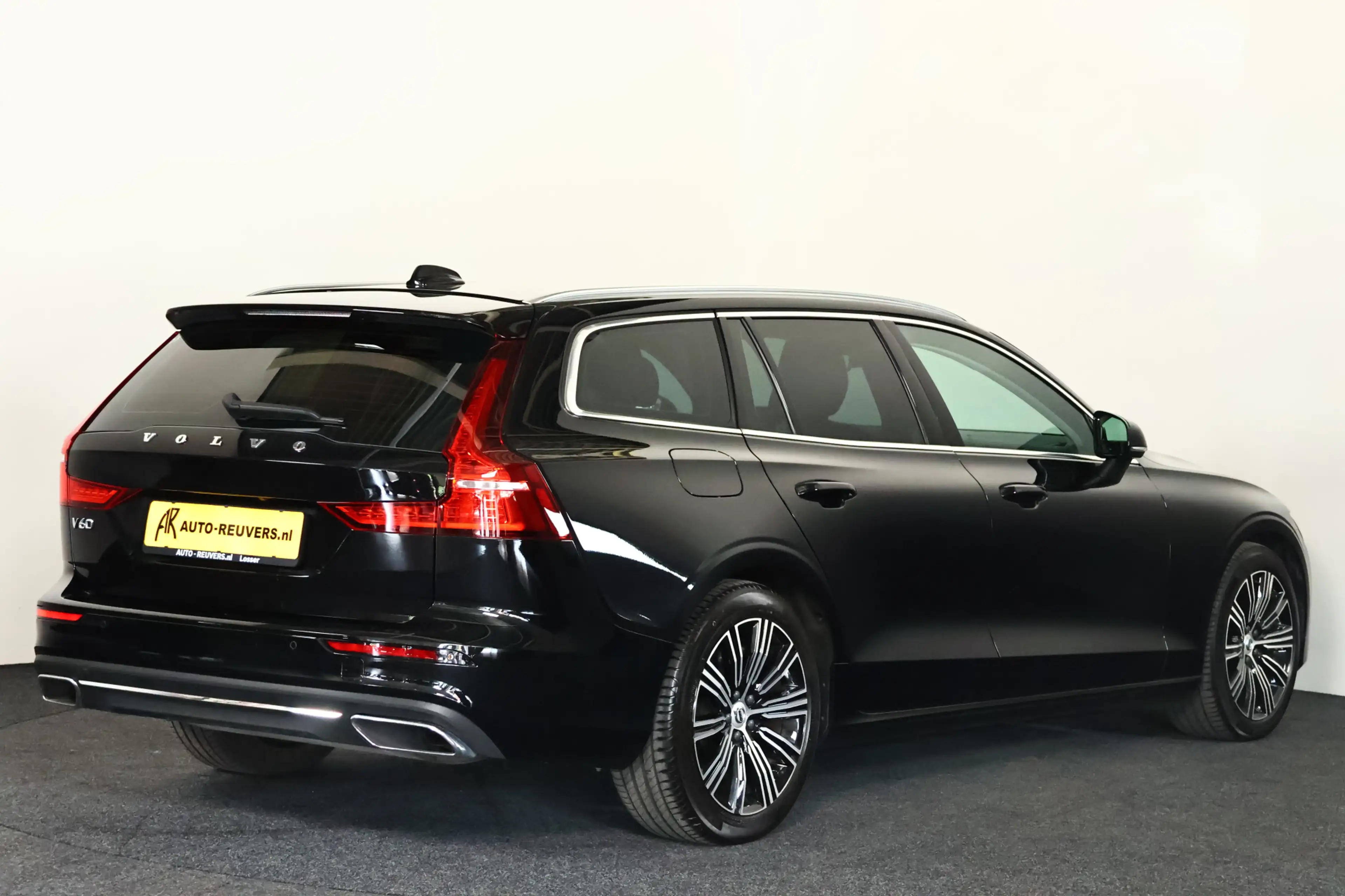 Volvo V60 2.0 T6 Recharge AWD Inscription / LED / Navi / Car — photo 2