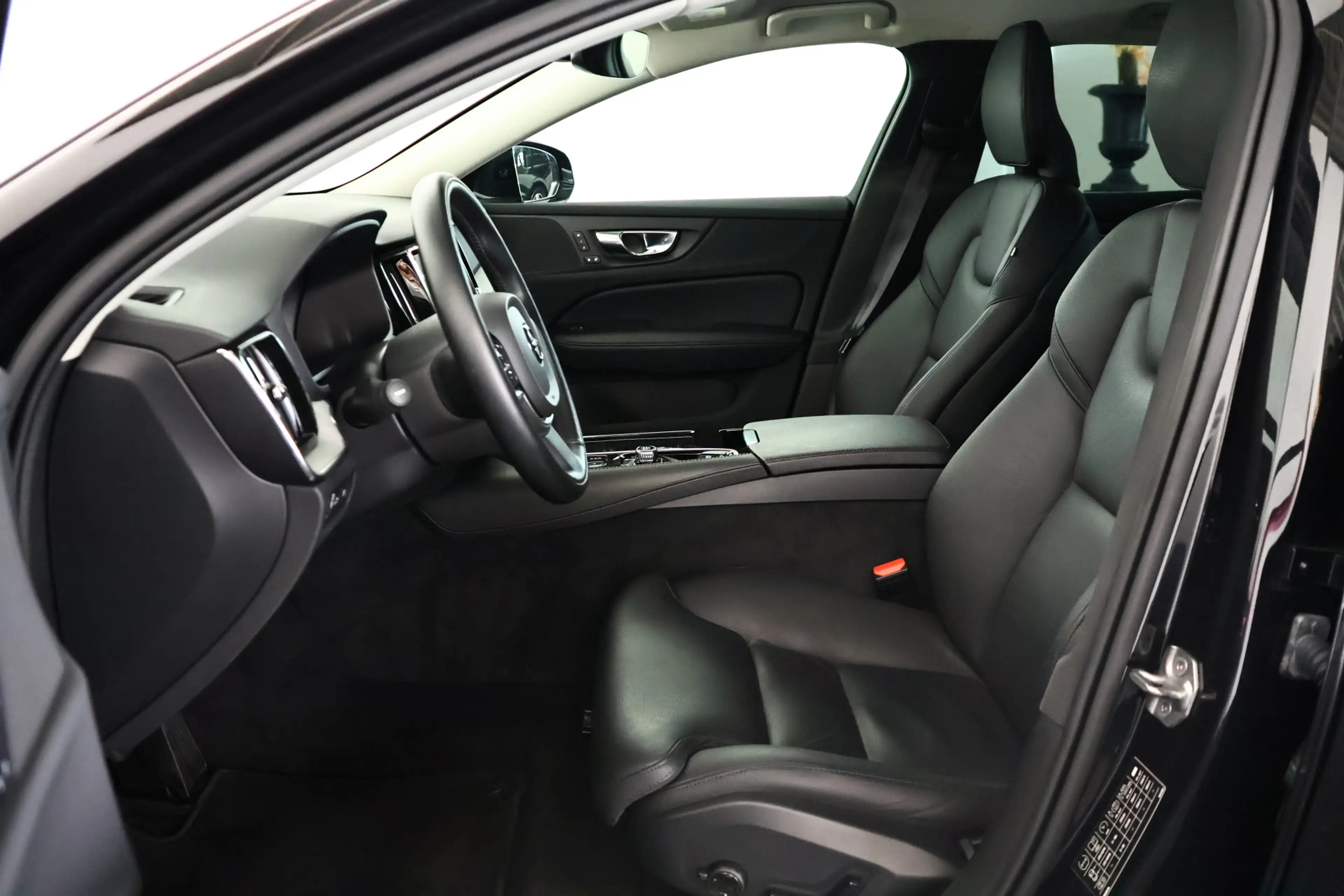 Volvo V60 2.0 T6 Recharge AWD Inscription / LED / Navi / Car — photo 6