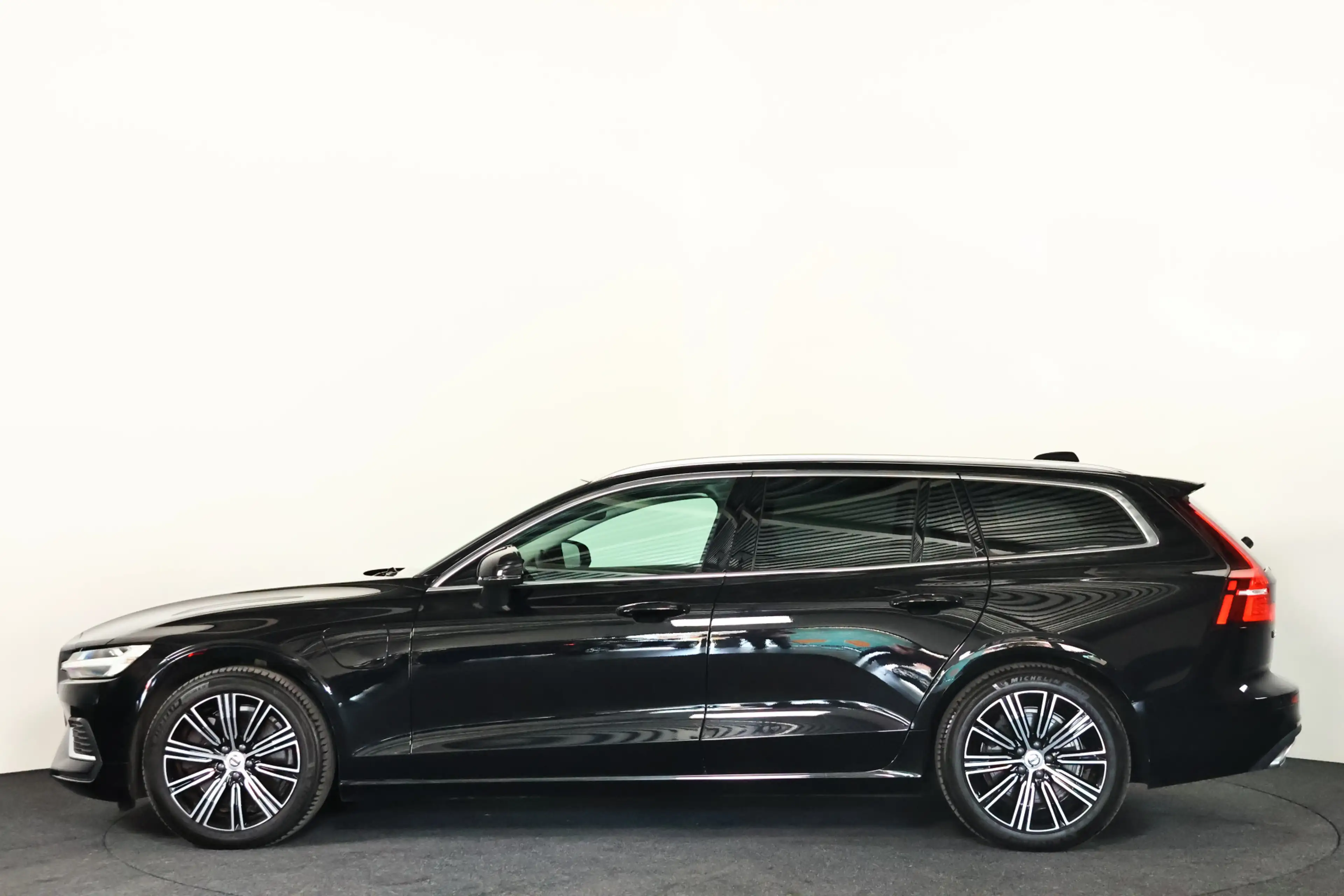 Volvo V60 2.0 T6 Recharge AWD Inscription / LED / Navi / Car — photo 31