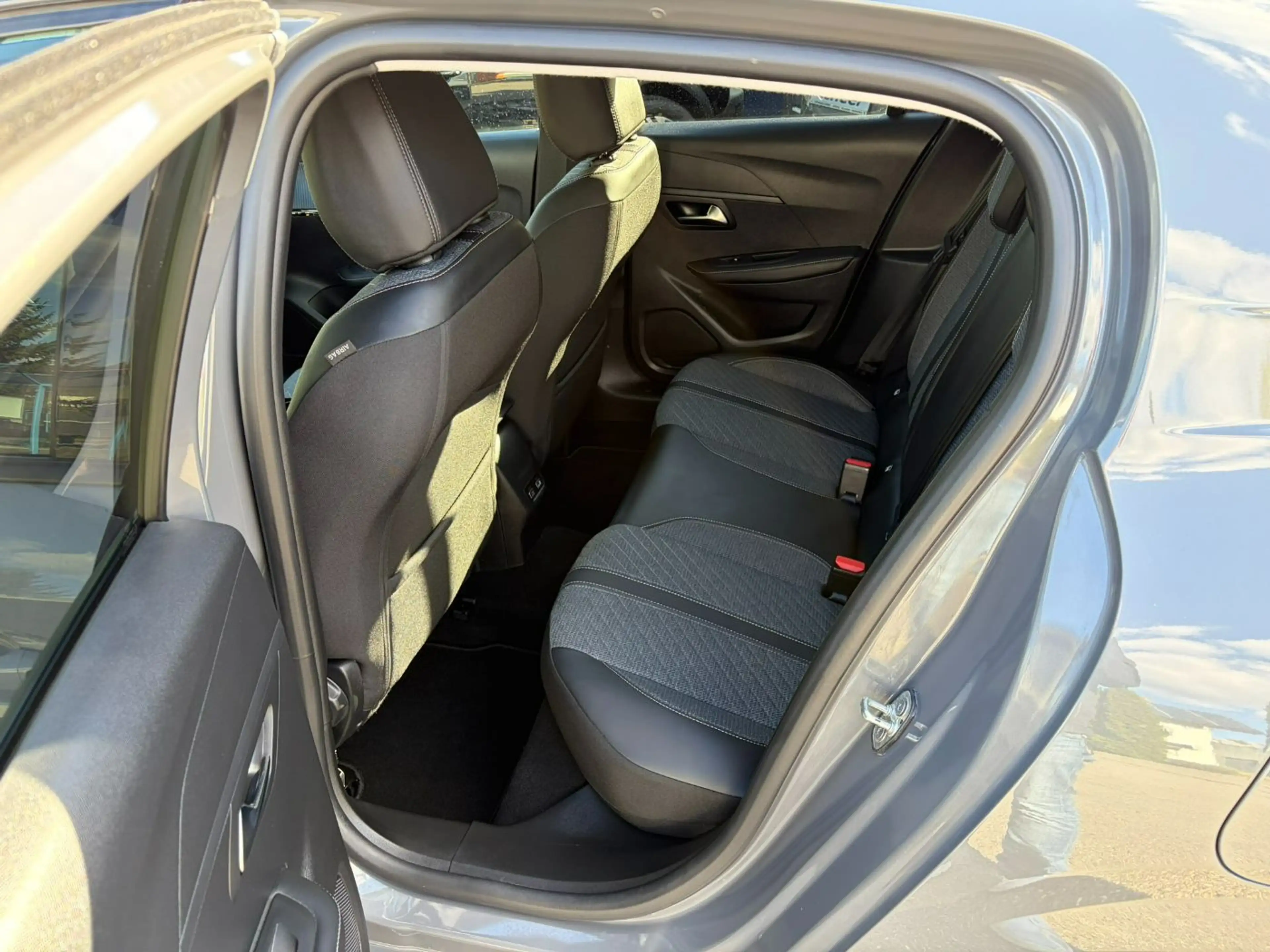 Peugeot 208 1.2 100 A llure KeyLess/LED/PDC/SHZ/AUT/LM — photo 6