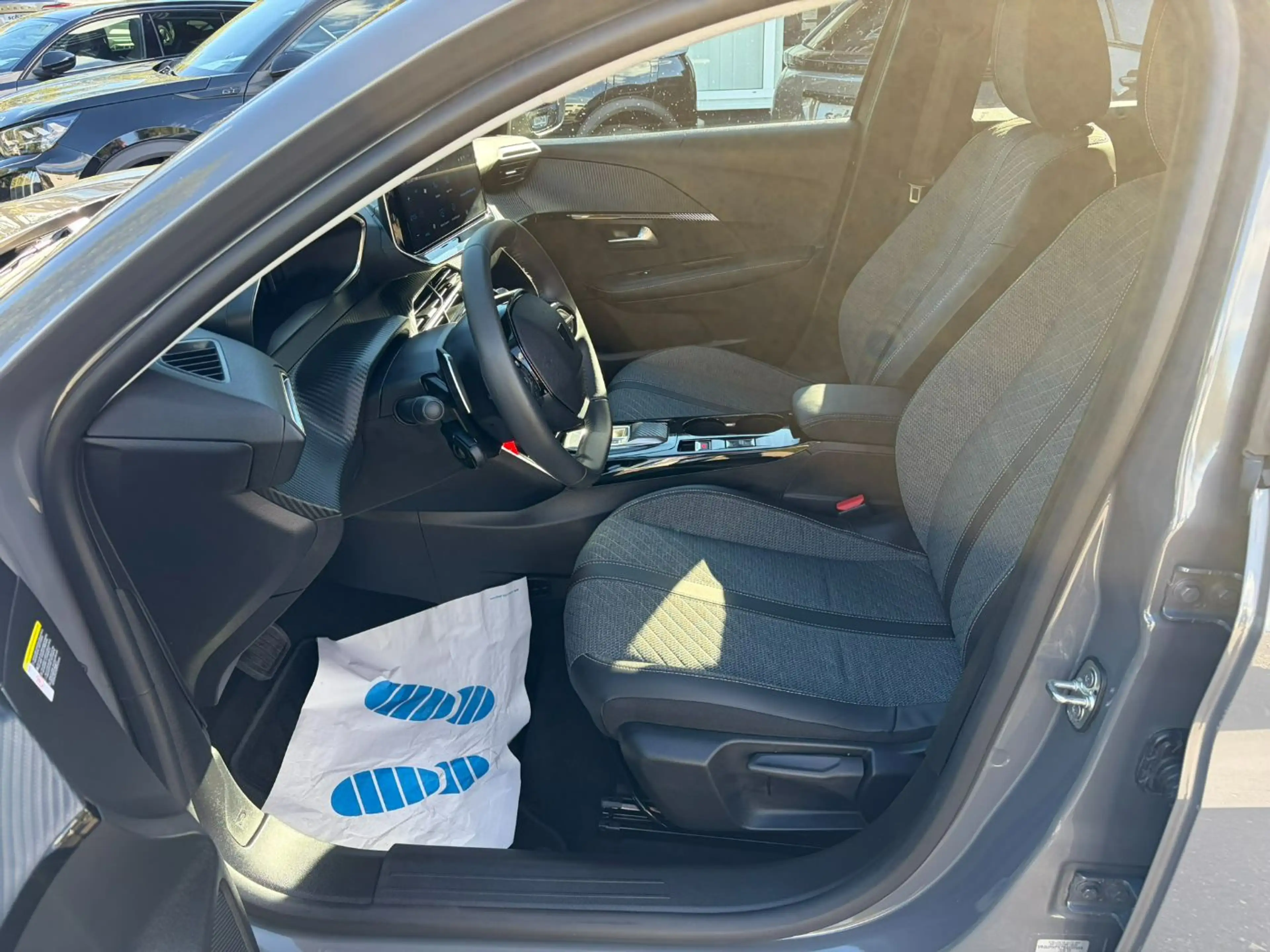 Peugeot 208 1.2 100 A llure KeyLess/LED/PDC/SHZ/AUT/LM — photo 5