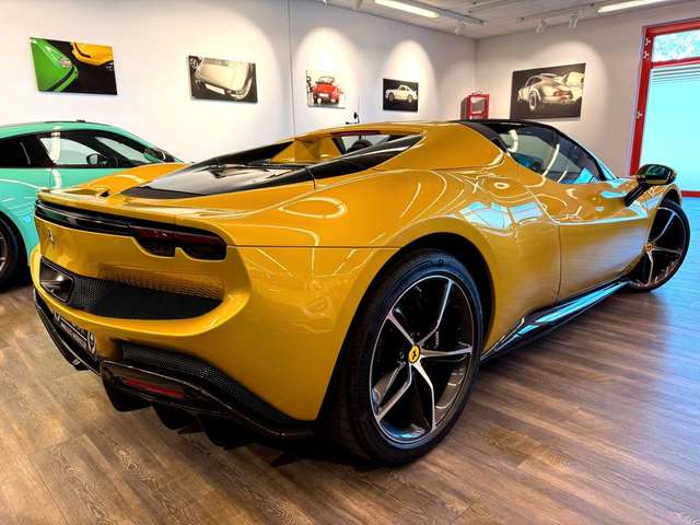 Ferrari 296 GTS 1 Hand Perf Ausstattung Neuwertig 1A