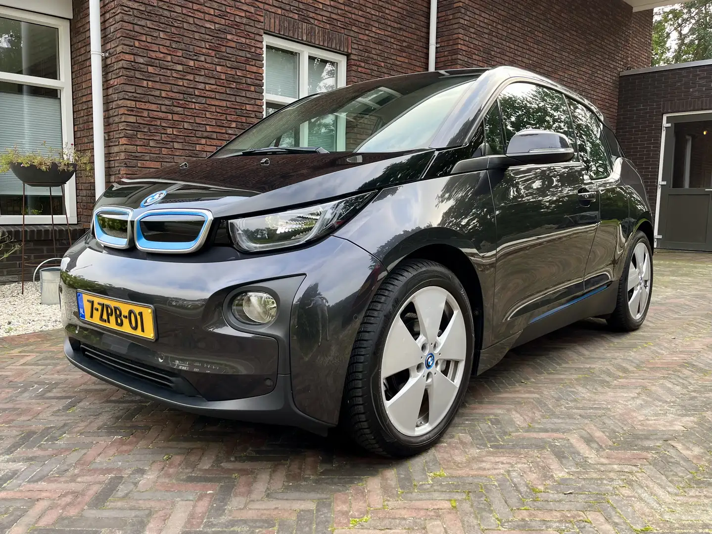 BMW i3 BMW i3 Dealeronderhouden, warmtepomp, 22kw Grijs - 1