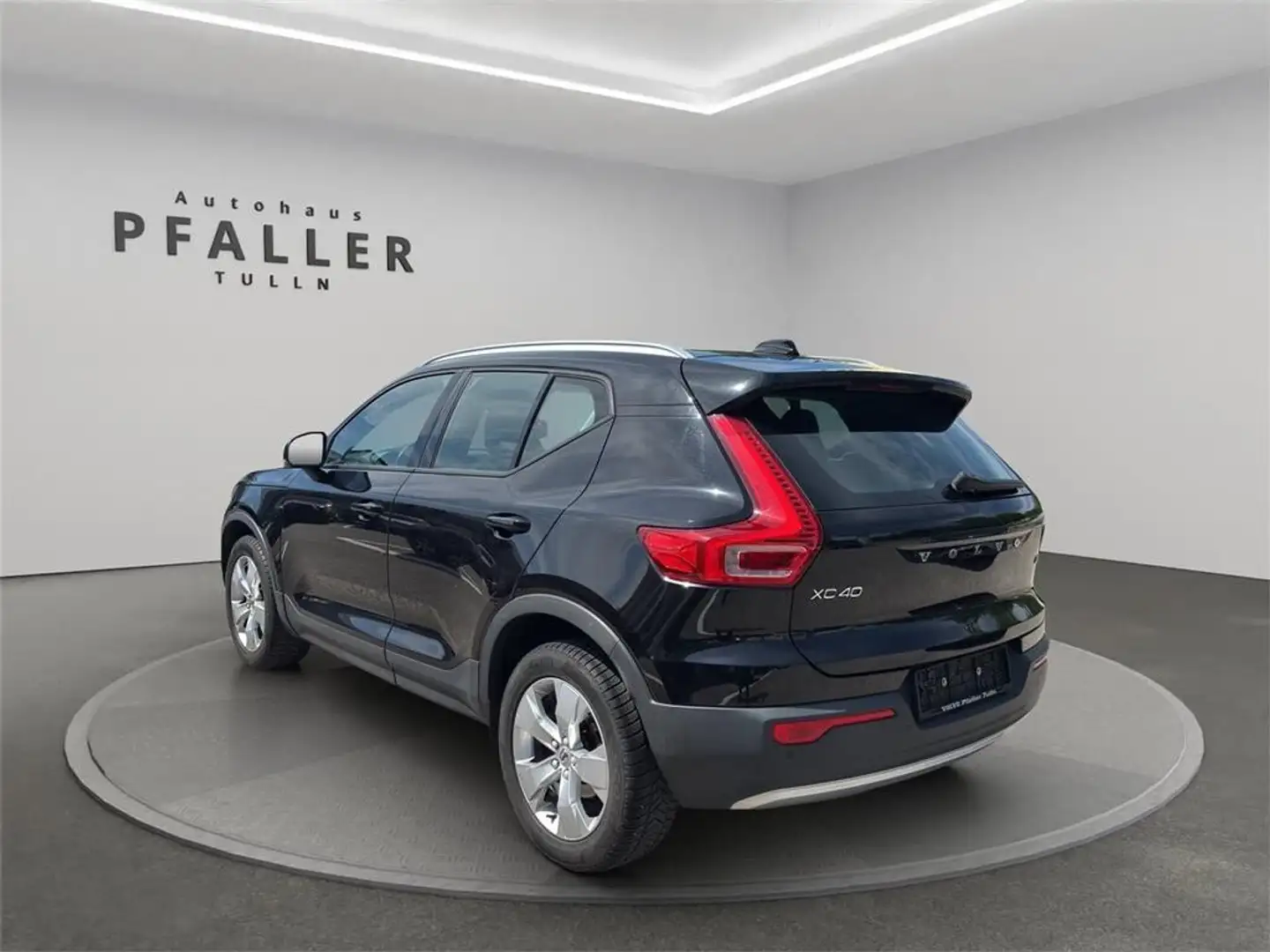 Volvo XC40 D3 Momentum Geartronic Schwarz - 2