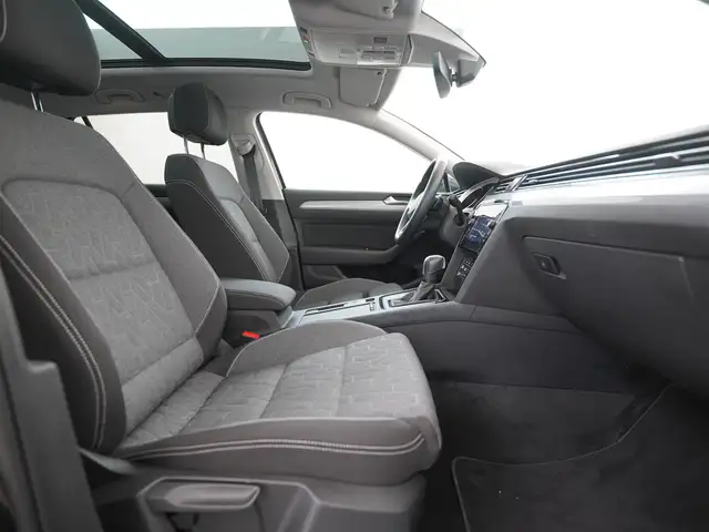 Volkswagen Passat view 3