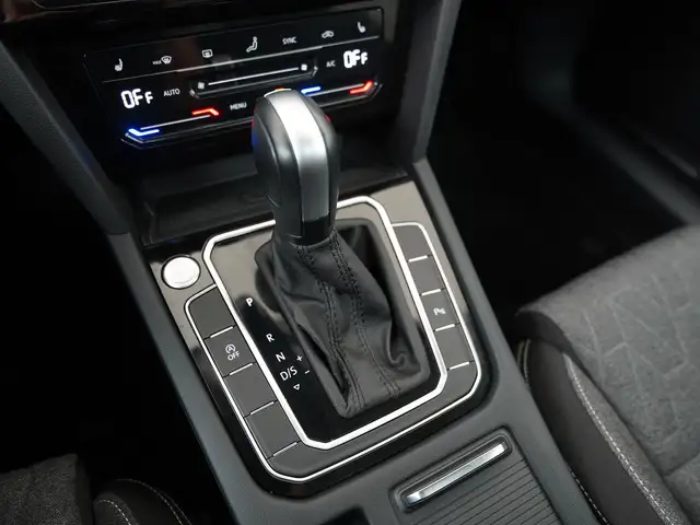 Volkswagen Passat view 11