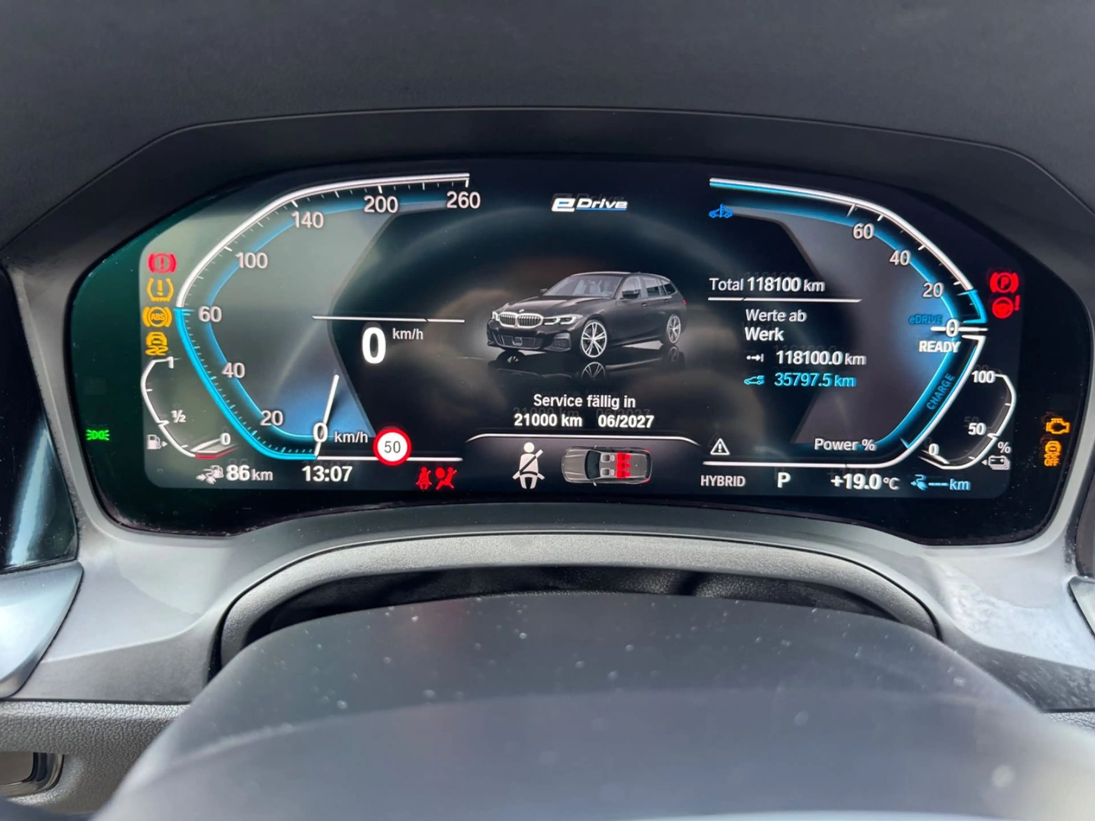 BMW 330 Touring xDrive M Sport — photo 11