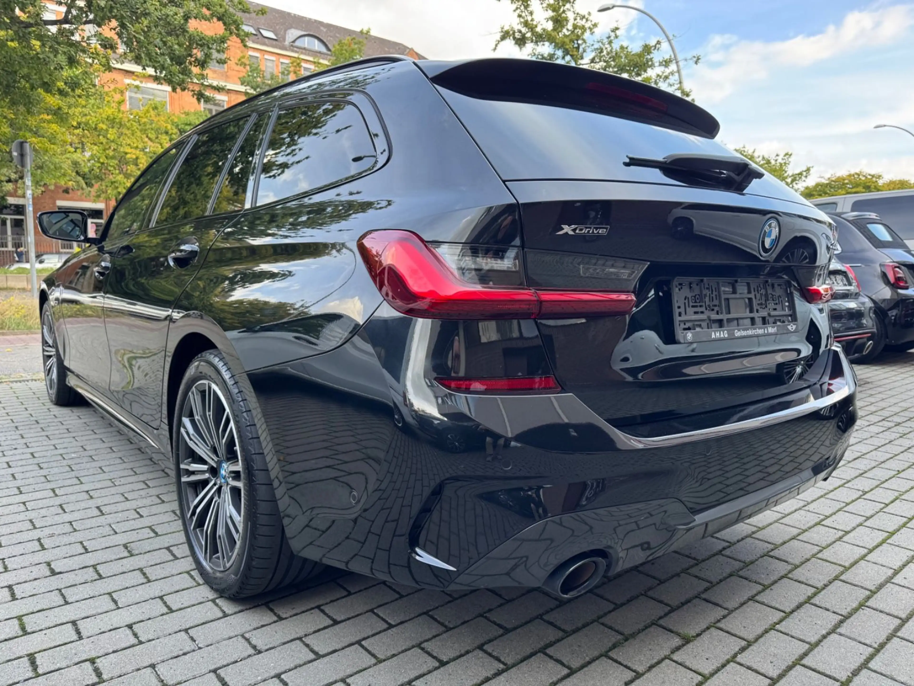 BMW 330 Touring xDrive M Sport — photo 9