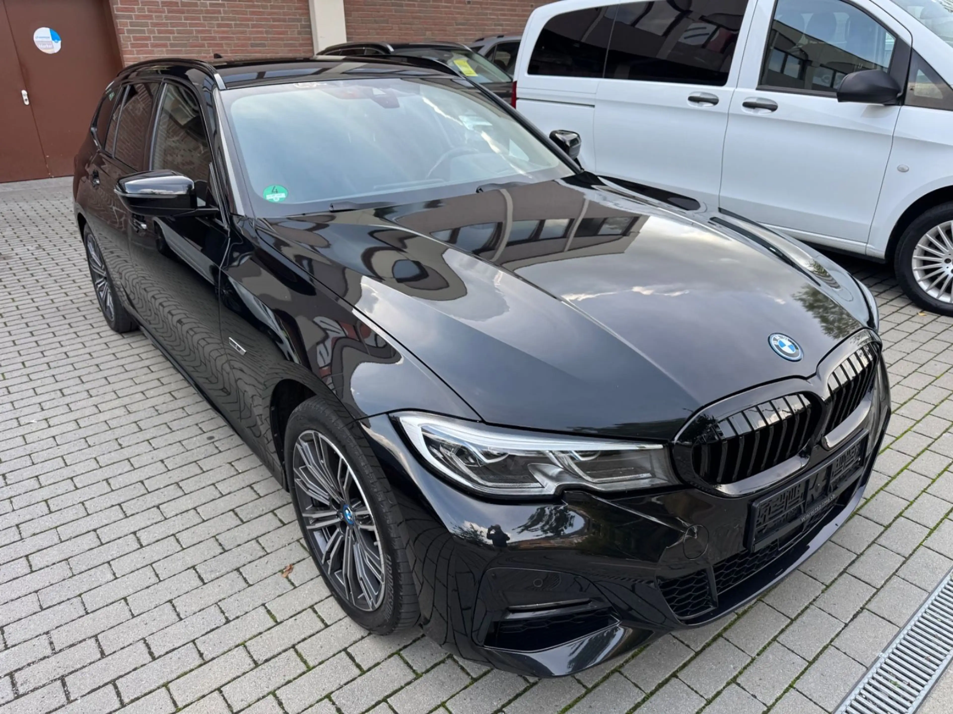 BMW 330 Touring xDrive M Sport — photo 4