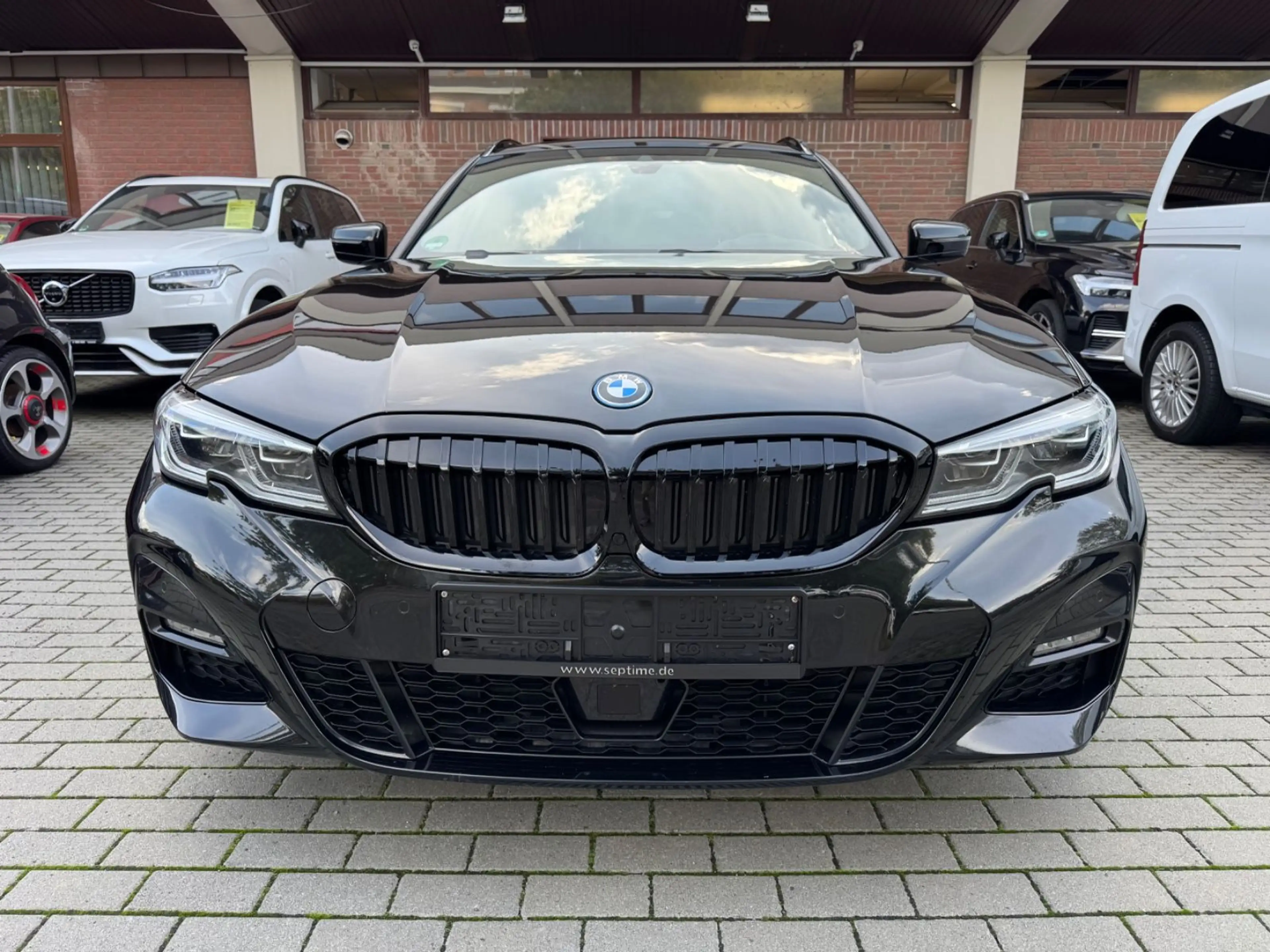 BMW 330 Touring xDrive M Sport — photo 3