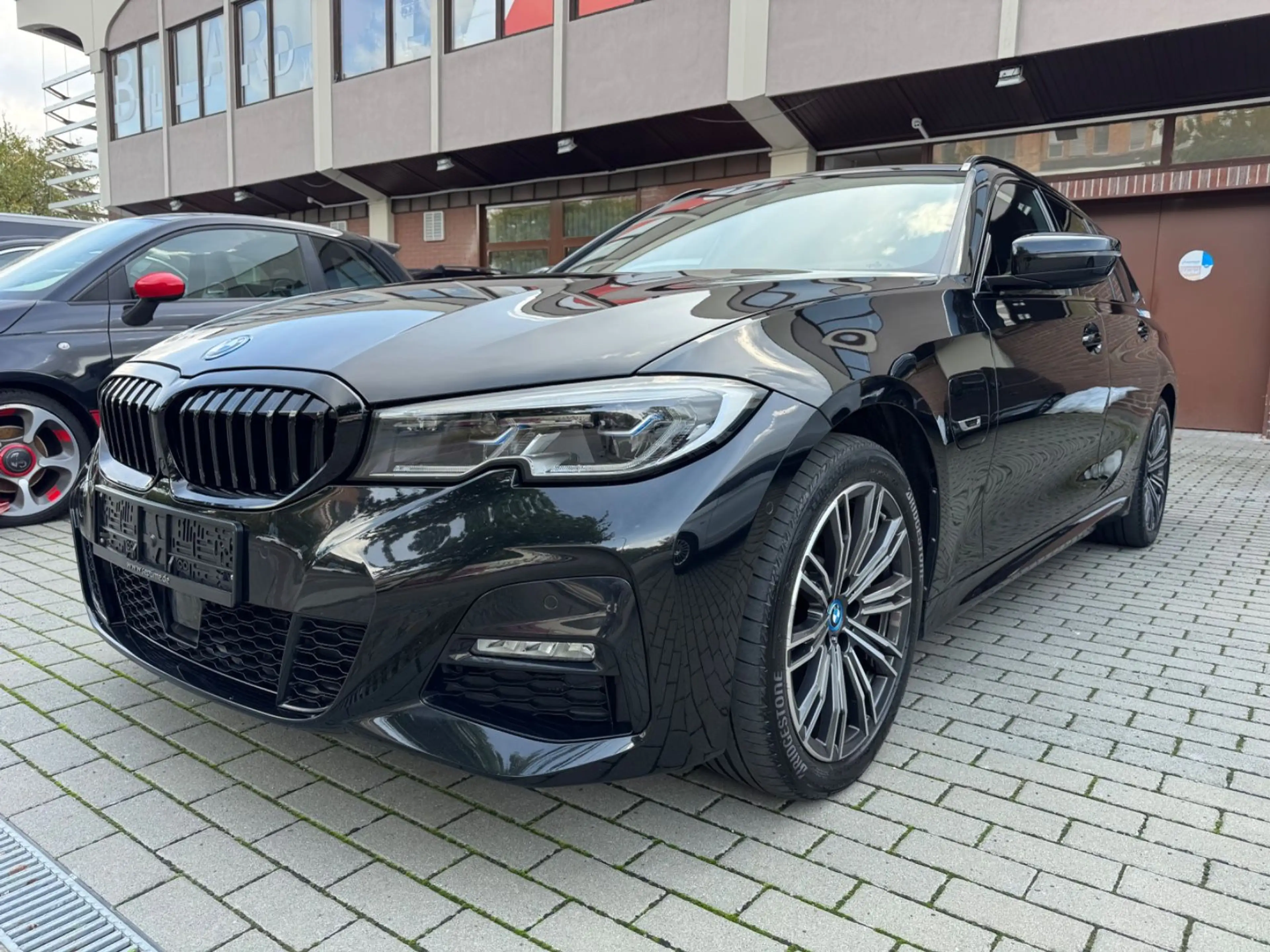 BMW 330 Touring xDrive M Sport — photo 2