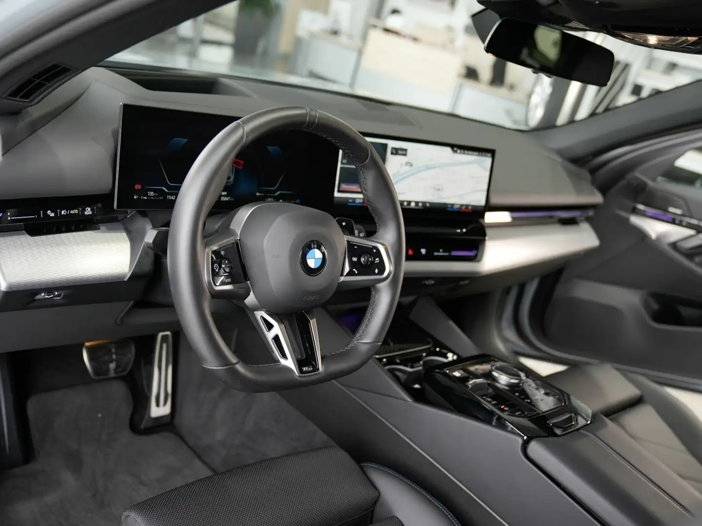 BMW 520 520d xDrive Touring M Sport 360K AHK Harman Grau - 2