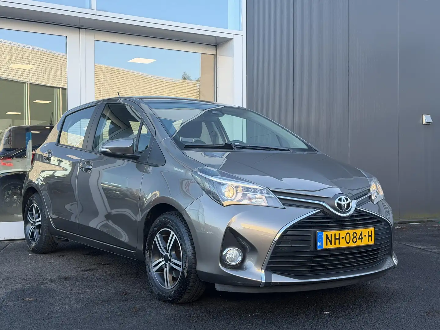 Toyota Yaris 1.0 VVT-i Trend Grijs - 2