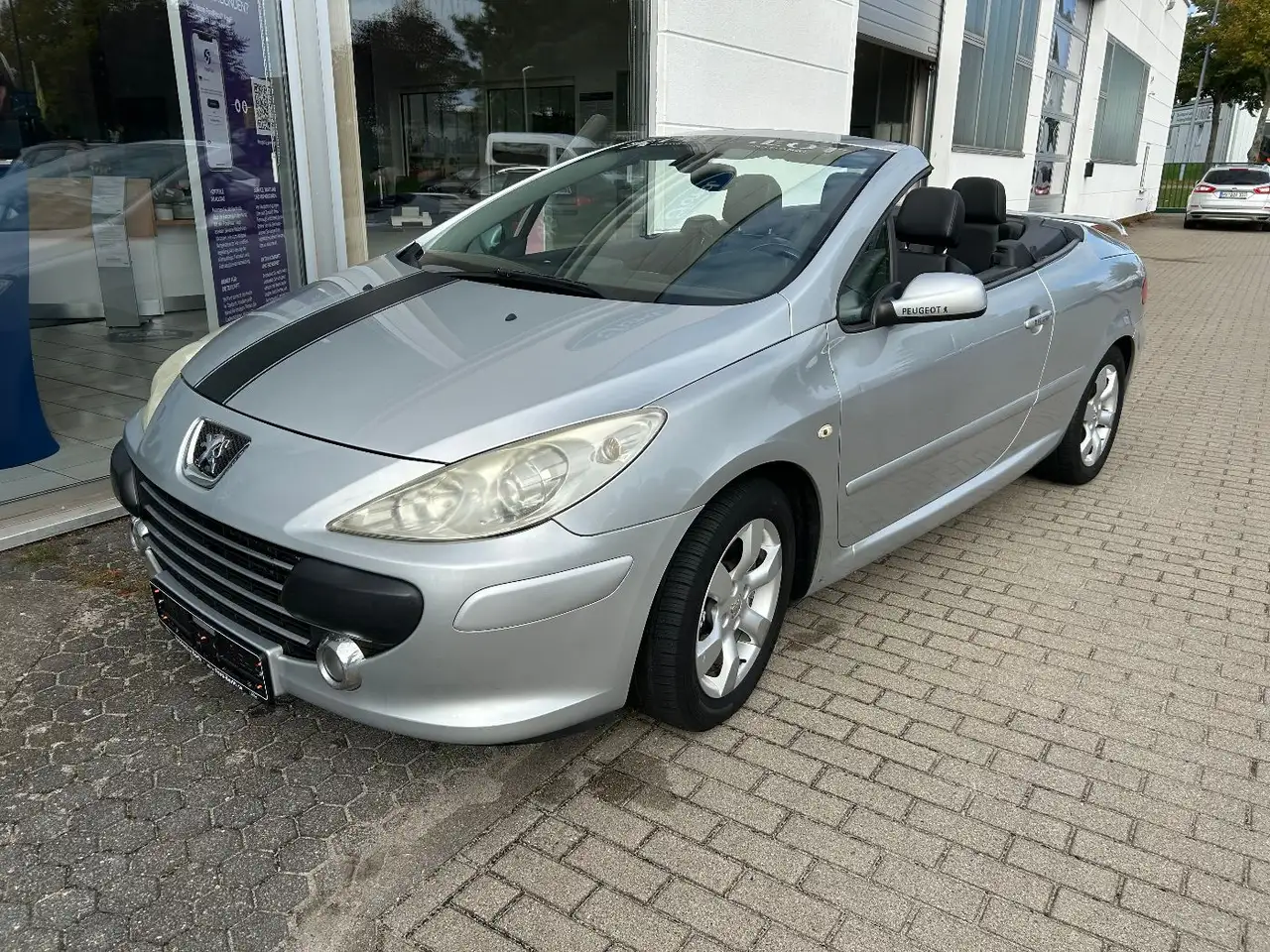 Peugeot 307 CC Cabrio-Coupe 2.0 HDi 135 Tendance KlimaA — photo 1 of 13