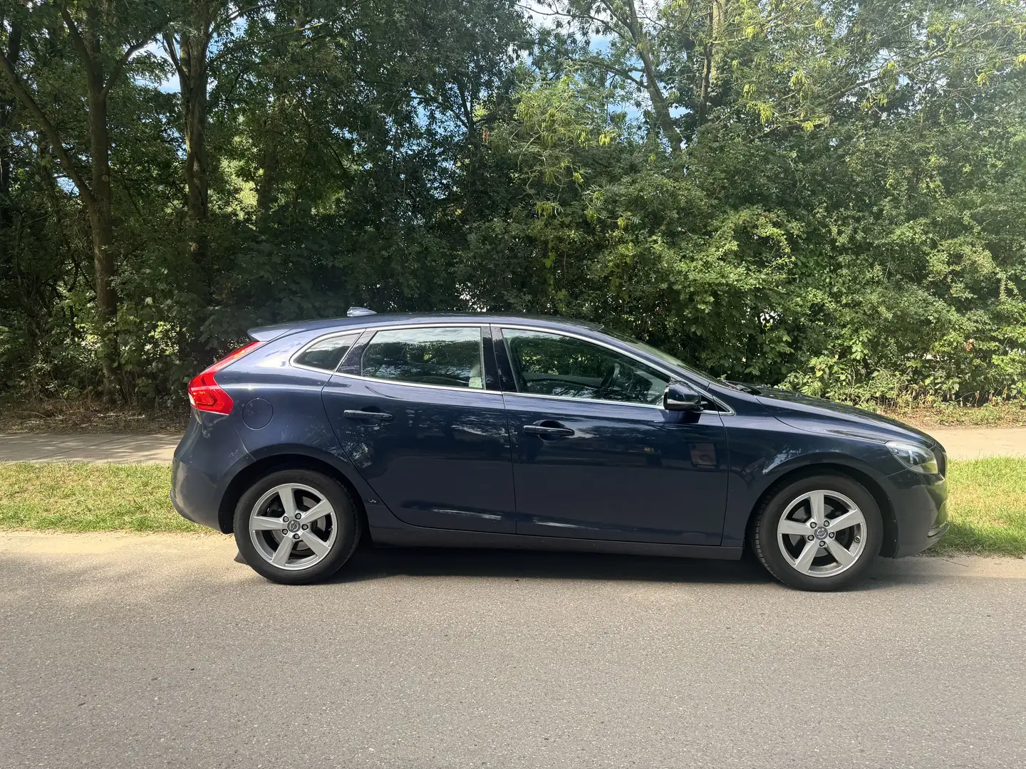 Volvo V40 1.6 D2 Momentum Blauw - 1