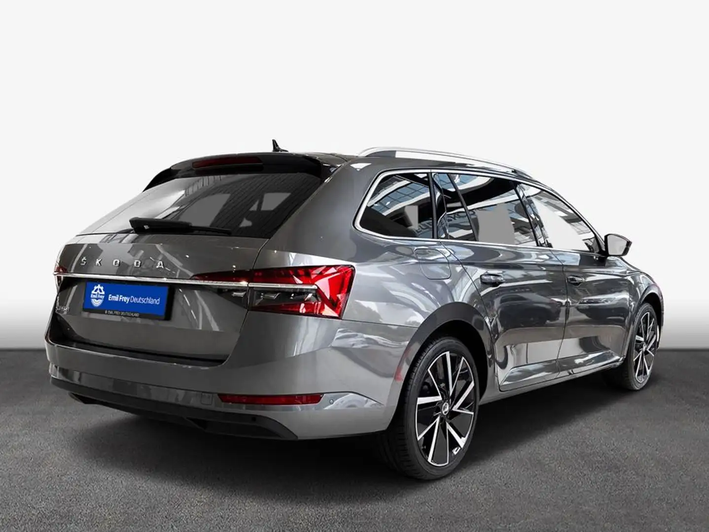 Skoda Superb Combi 2.0 TDI DSG Style Grau - 2