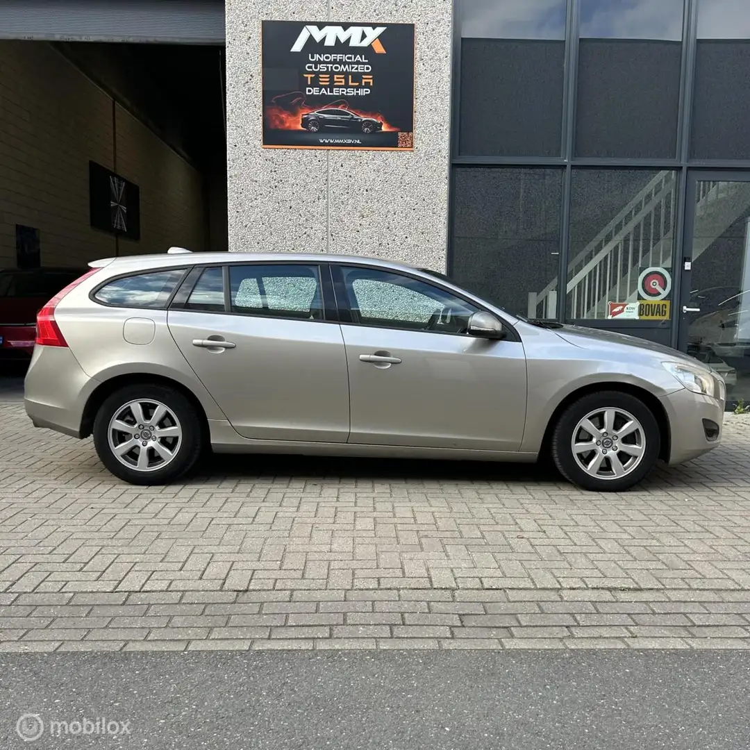 Volvo V60 2.0T Momentum Automaat 2011 Gris - 2