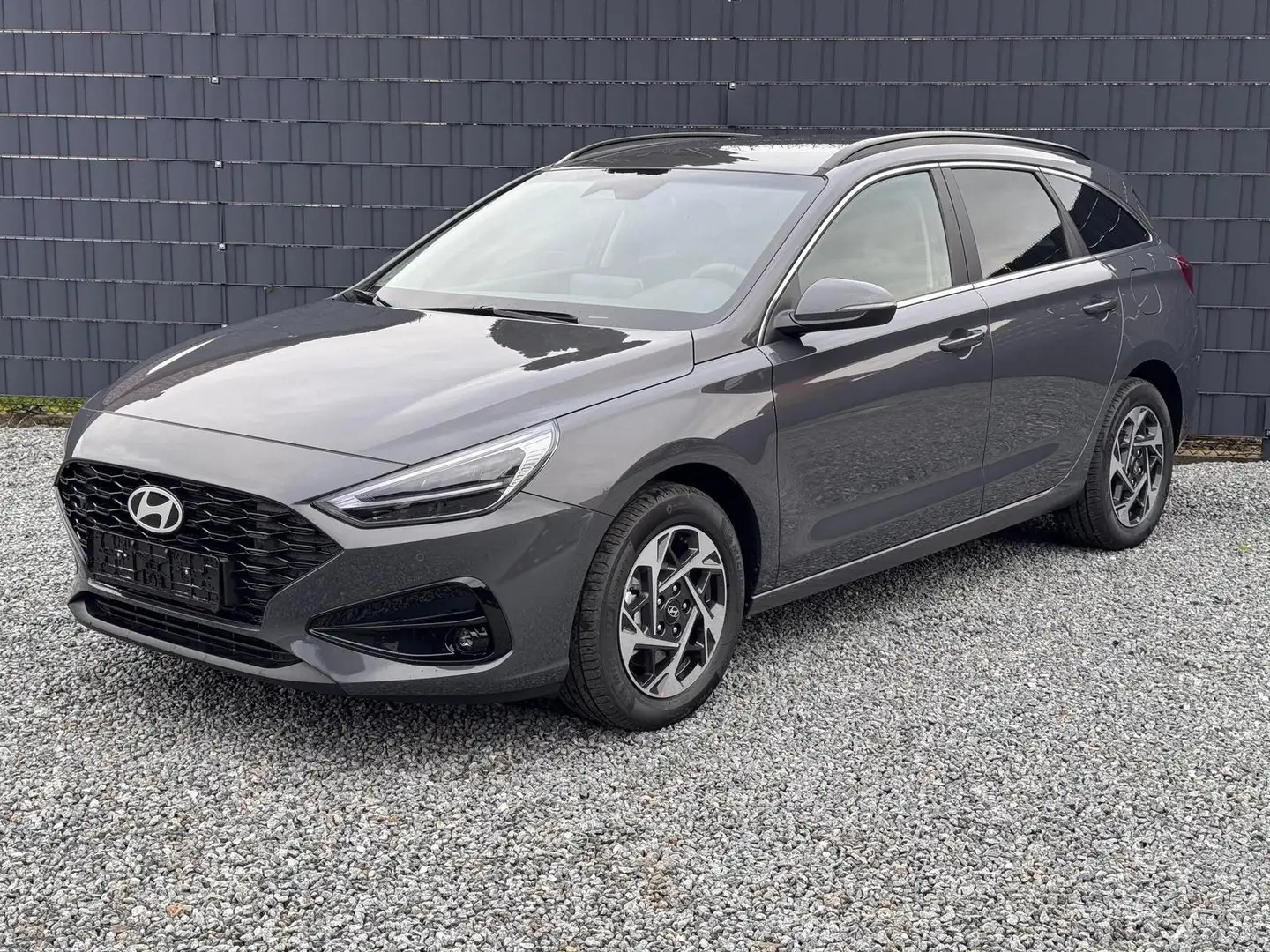 Hyundai i30 Family Kombi Automatik Navi Rückfahrkamera Sitzhei Grau - 2