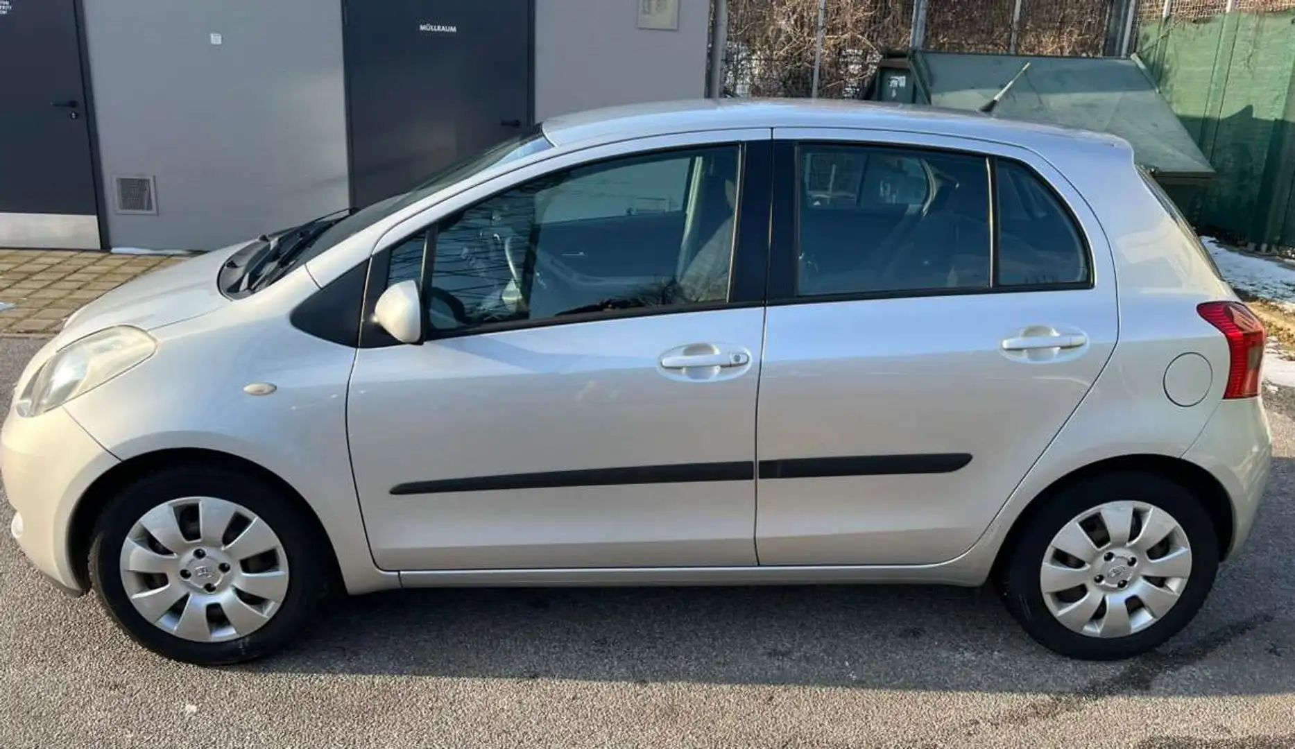 Toyota Yaris Yaris 1,3 VVT-i Cool MMT Cool Silber - 2