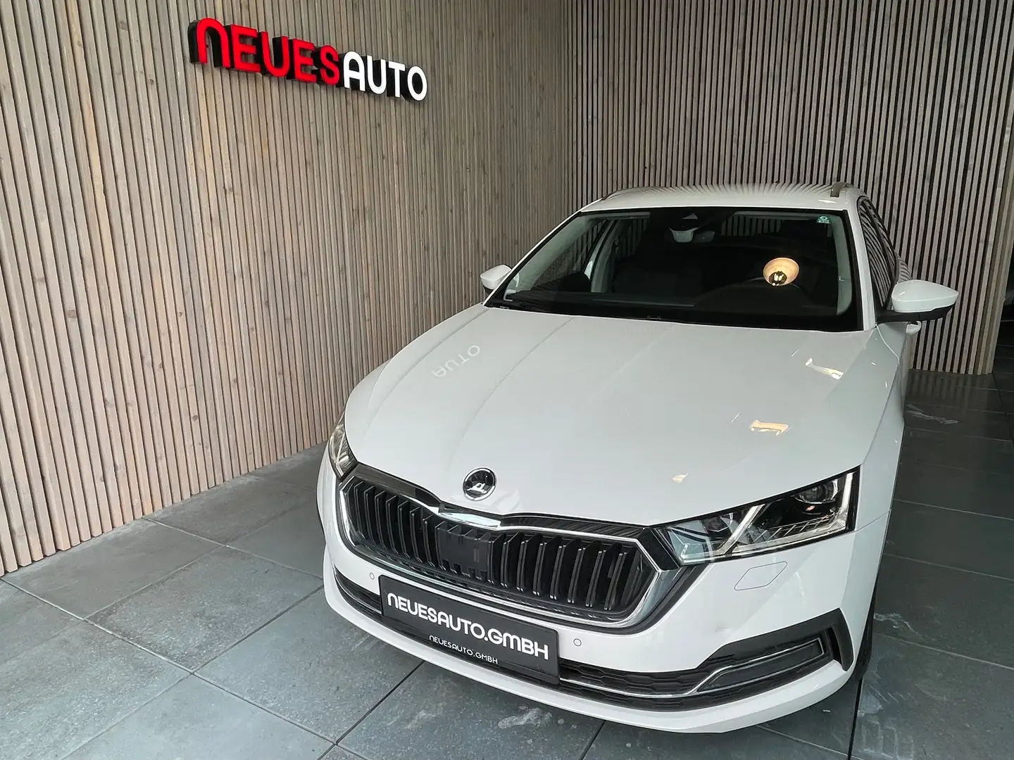 Skoda Octavia Style 4x4 *Matrix*DSG*Service NEU*1.Besitz*AHK*ACC Weiß - 2