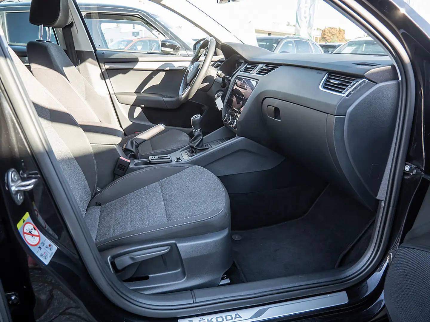 Skoda Octavia Combi 1.5 TSI ACT Soleil STANDHZ LED Schwarz - 2