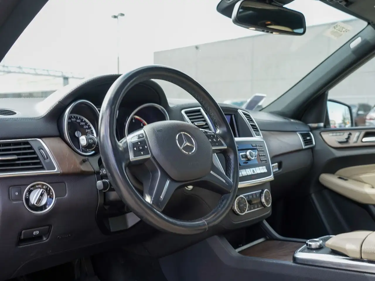 Mercedes-Benz M-Class снимка Mercedes-Benz M-Class