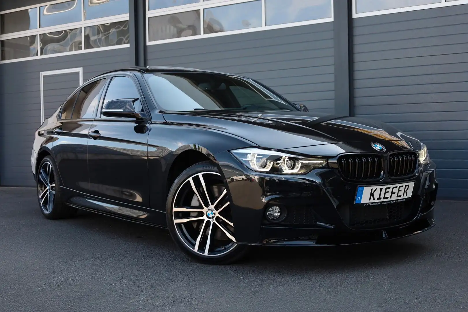 BMW 330 i xDrive M/H&K/CarPlay/SHZ/LHZ/TTW/KAMERA/R19 Schwarz - 1