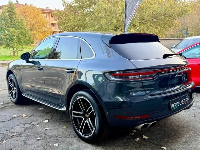 Porsche Macan view 3