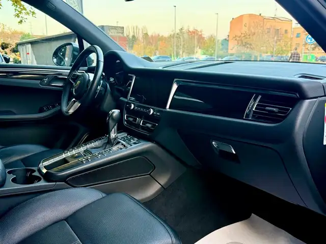 Porsche Macan view 12