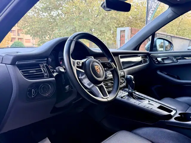 Porsche Macan view 11