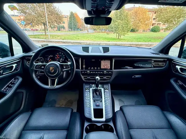 Porsche Macan view 13