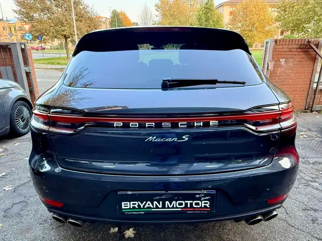 Porsche Macan view 4