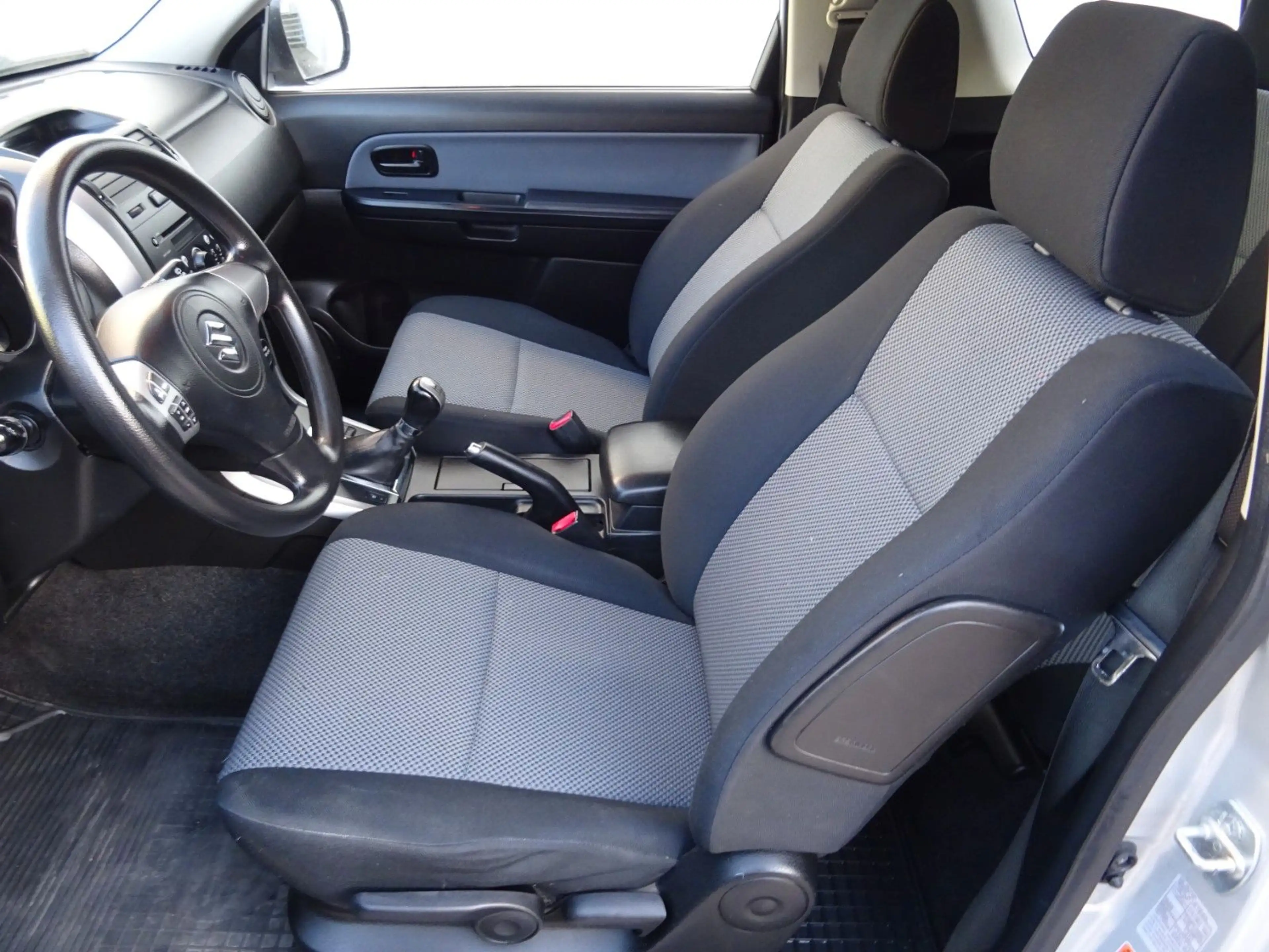 Suzuki Grand Vitara 1.6 Club — photo 12