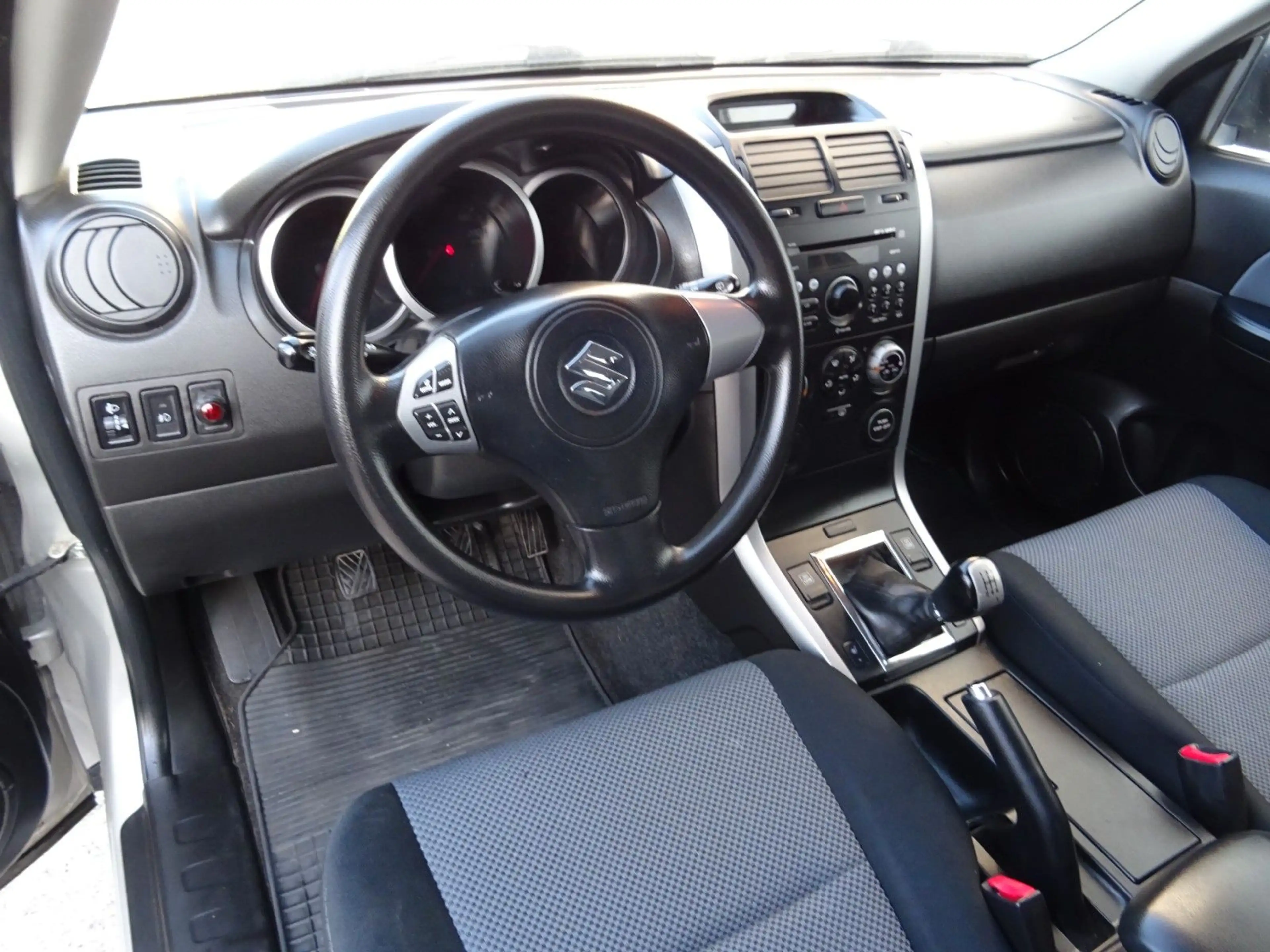 Suzuki Grand Vitara 1.6 Club — photo 11