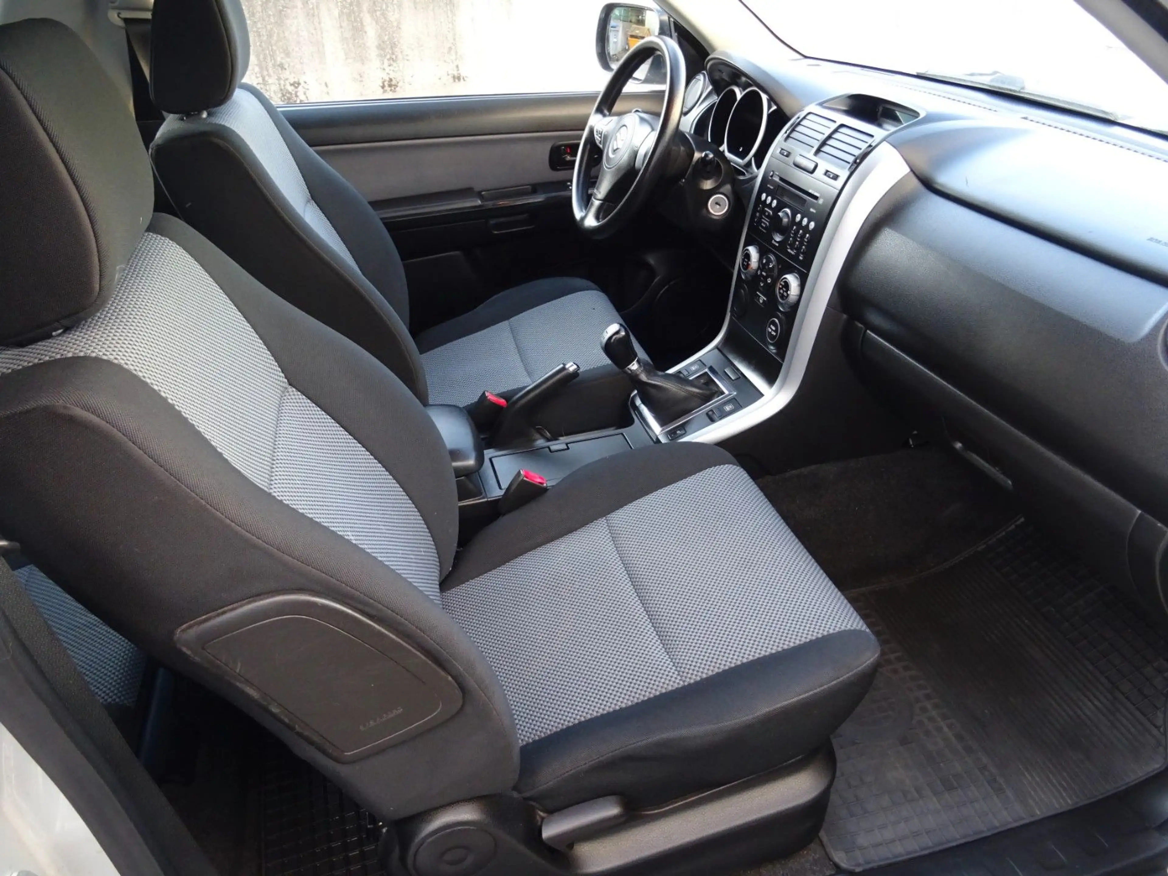 Suzuki Grand Vitara 1.6 Club — photo 14