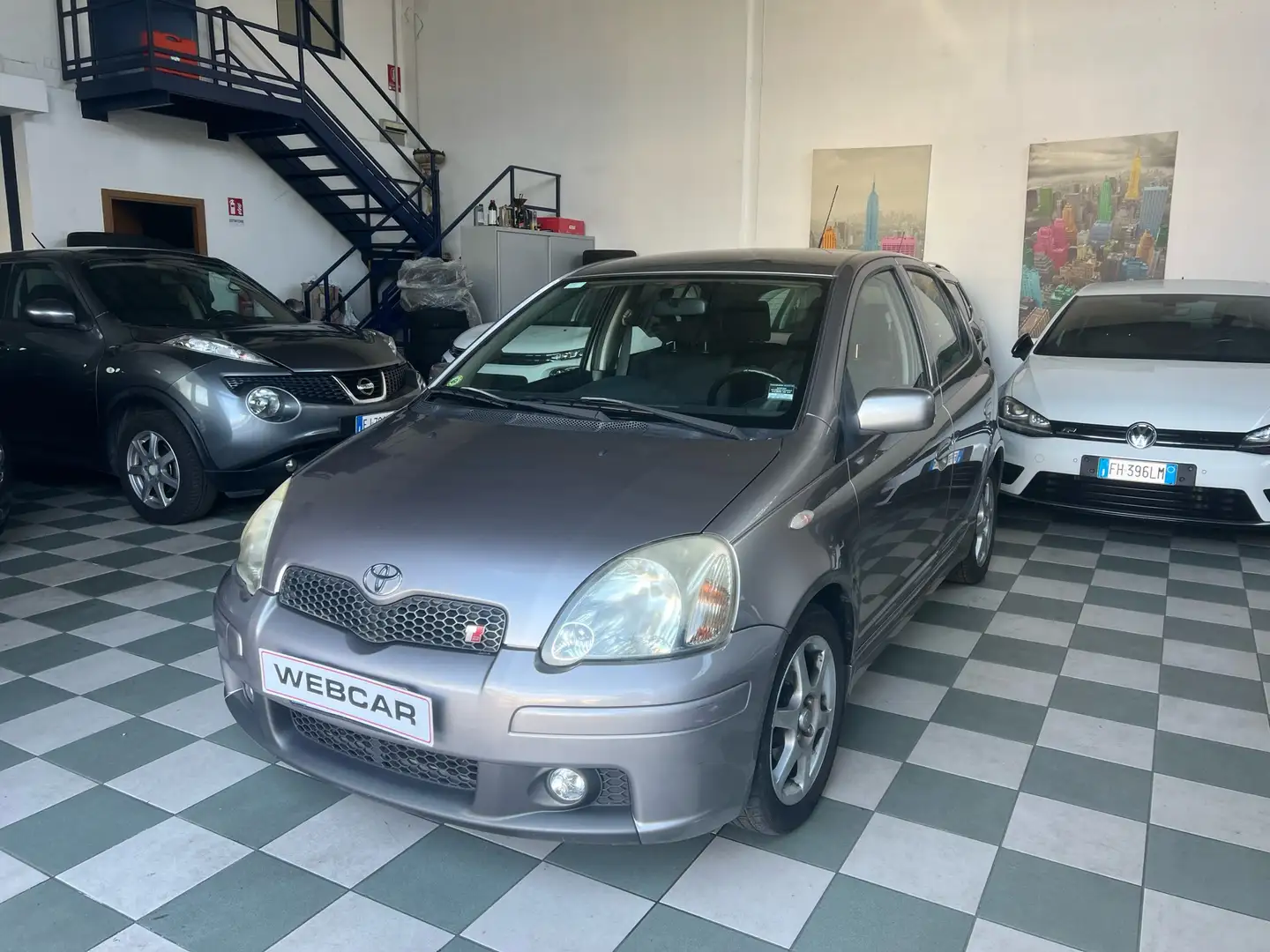 Toyota Yaris 5p 1.5 ts Gris - 2