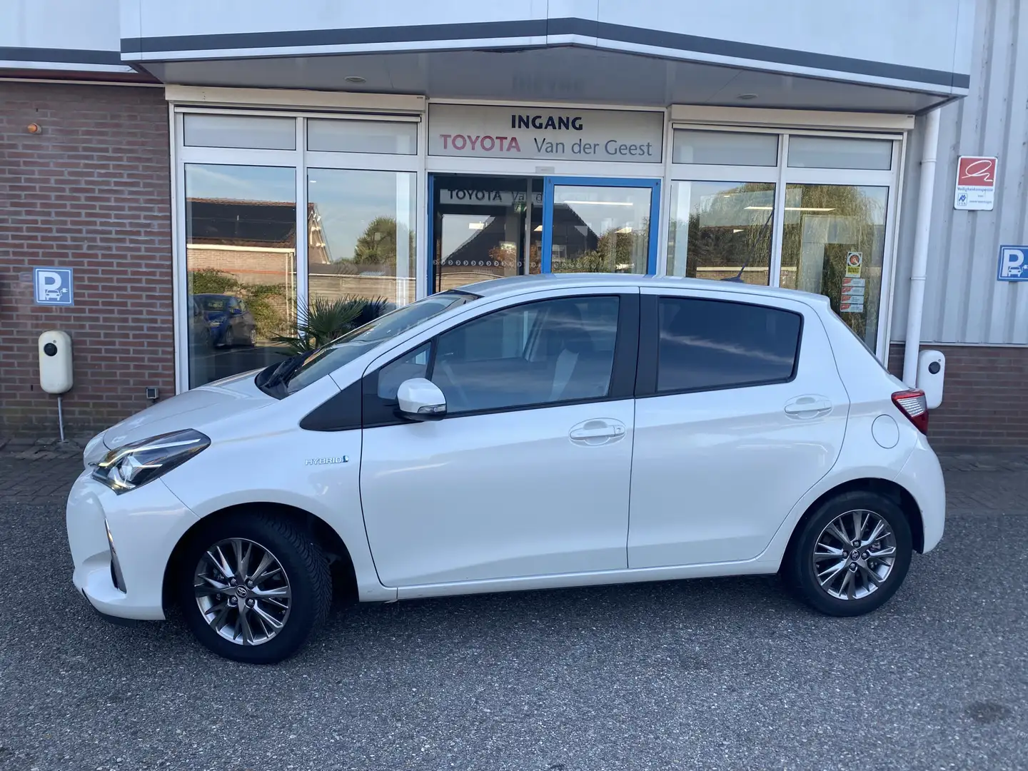 Toyota Yaris 1.5 Hybrid Dynamic Wit - 2