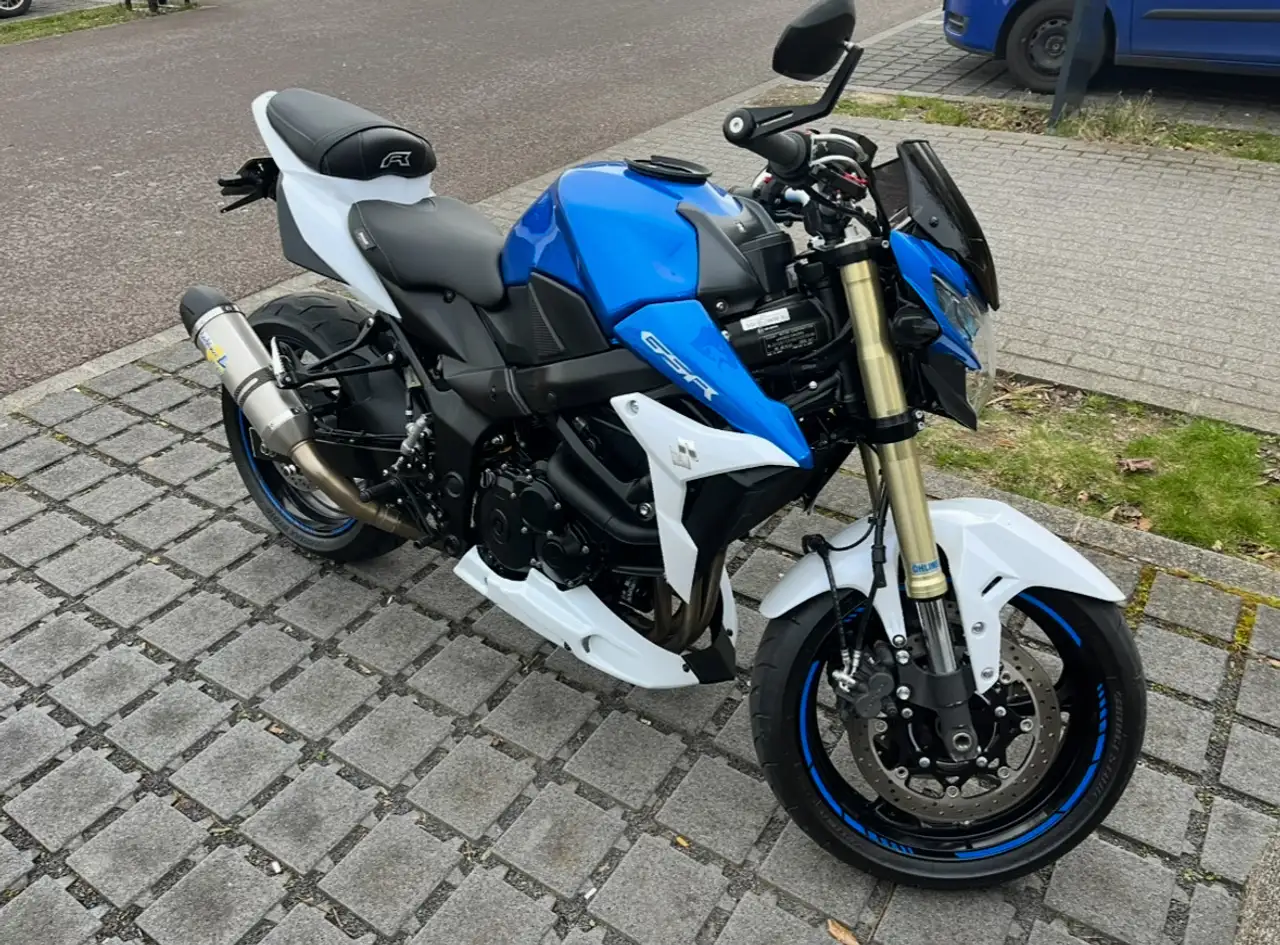 Suzuki GSR 750