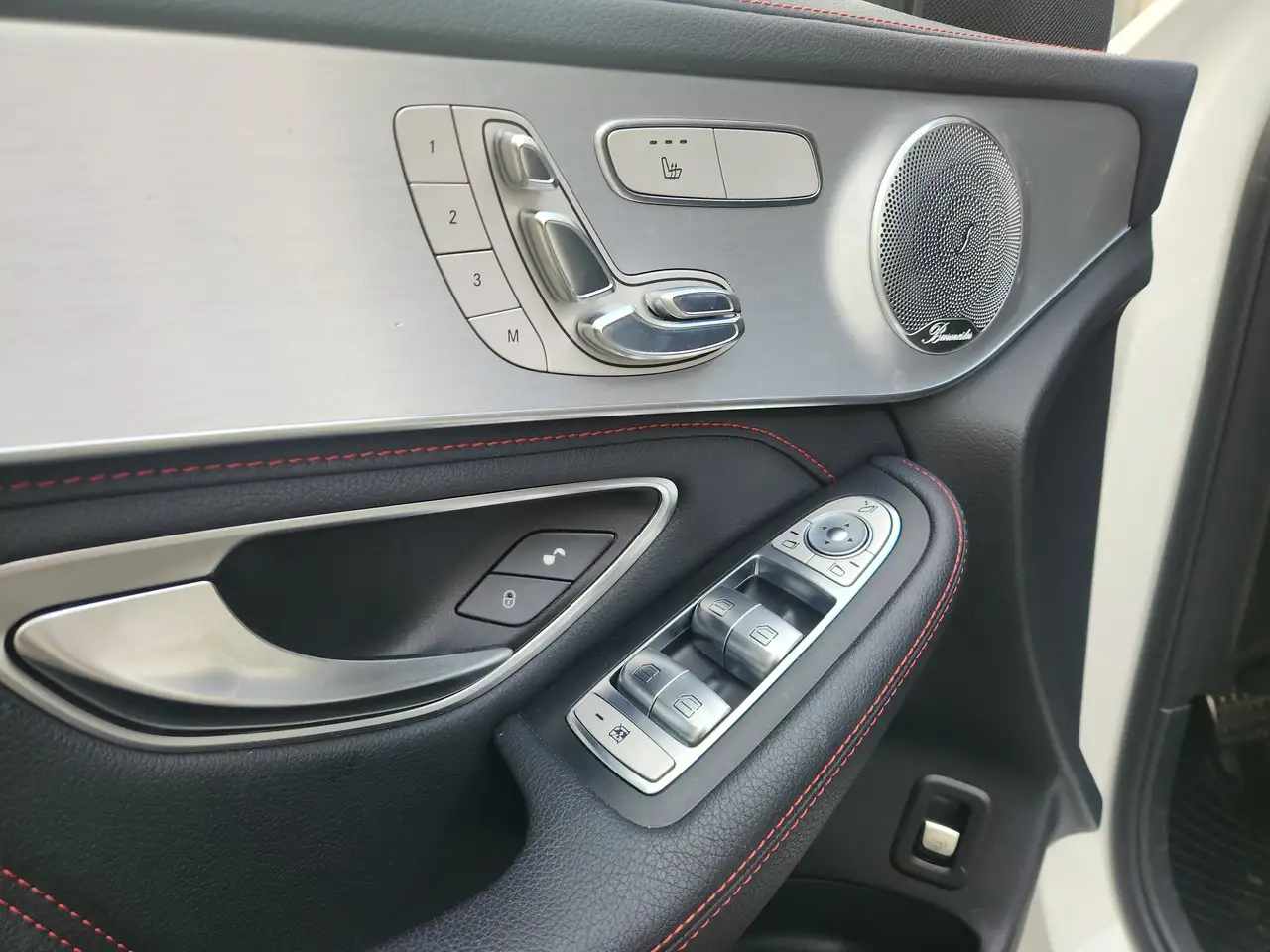 Mercedes-Benz GLC снимка Mercedes-Benz GLC
