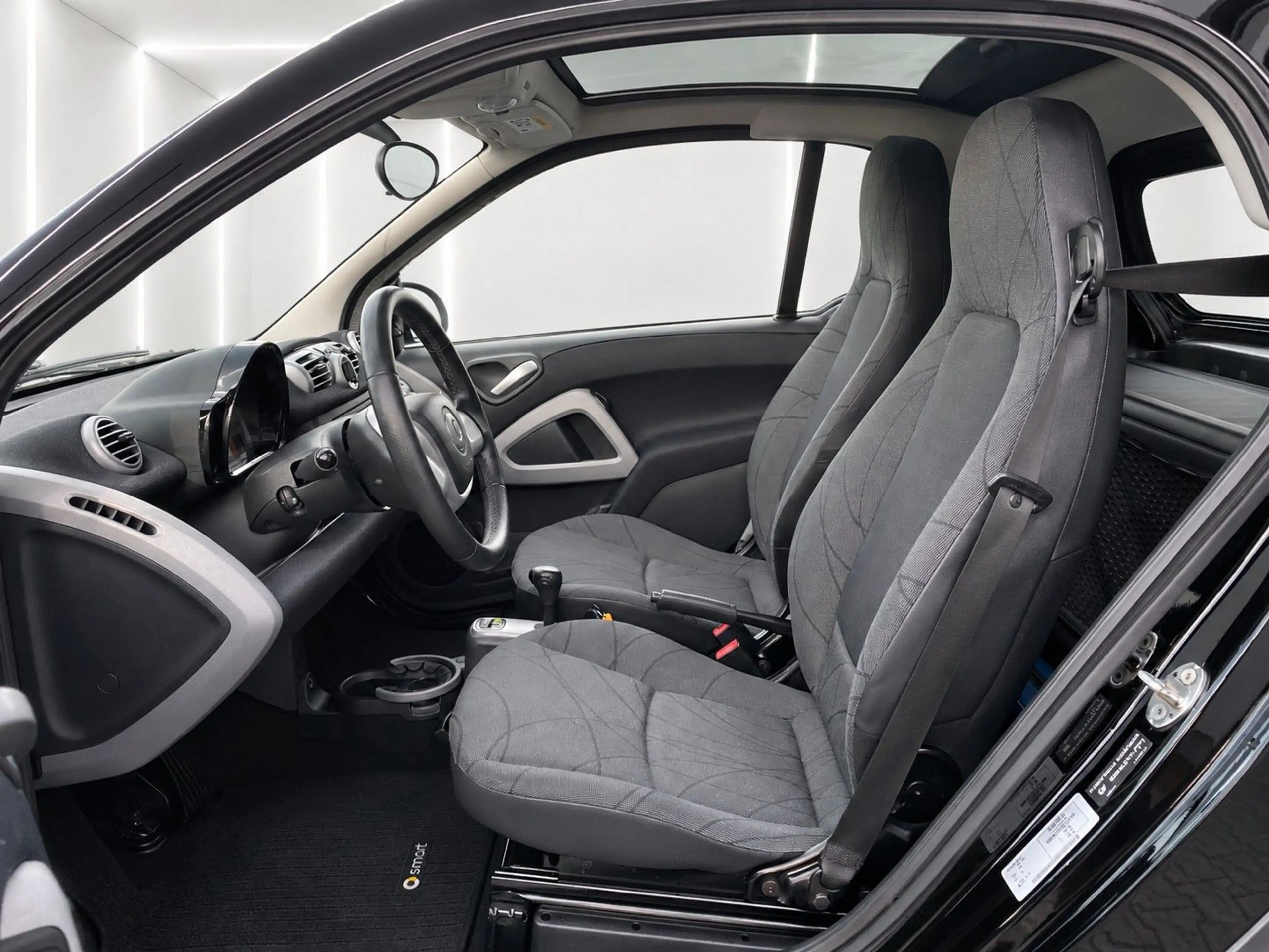 smart forTwo coupe Micro Hybrid Drive*Pano*Klima*Servo — photo 3