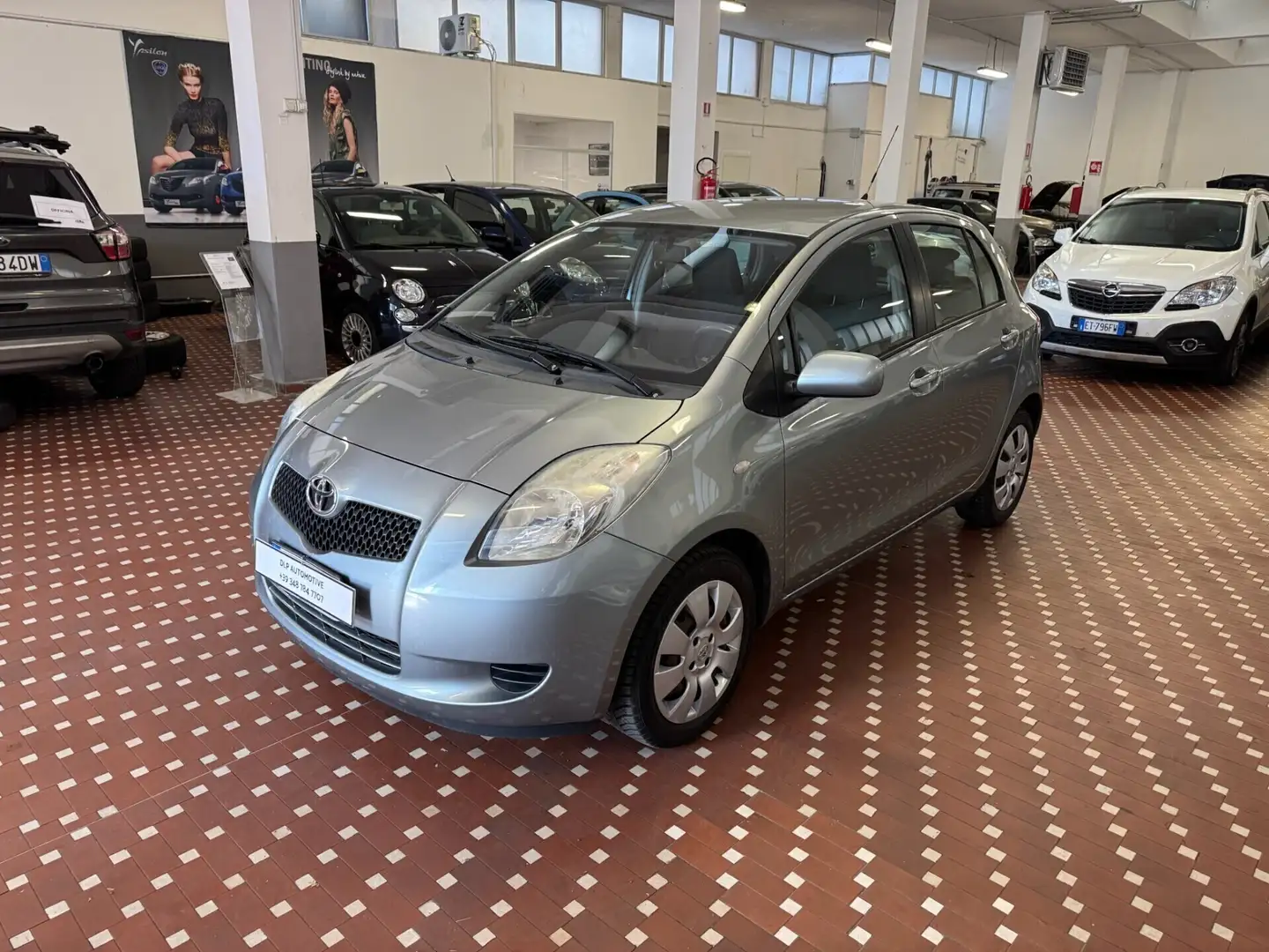 Toyota Yaris 1.0 5 porte Sol Grijs - 1