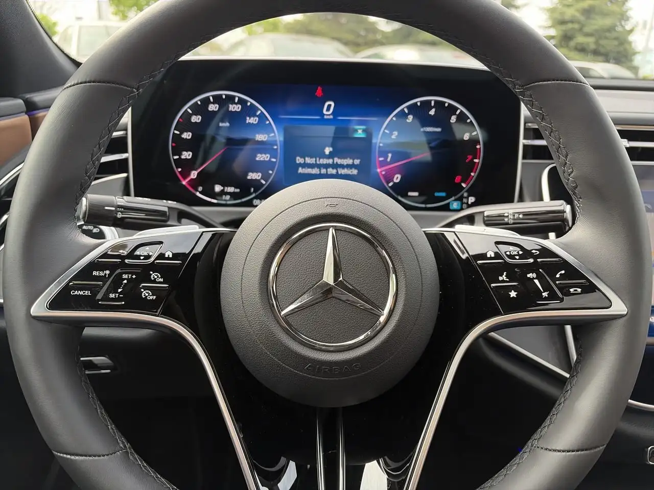 Mercedes-Benz E-Class снимка Mercedes-Benz E-Class