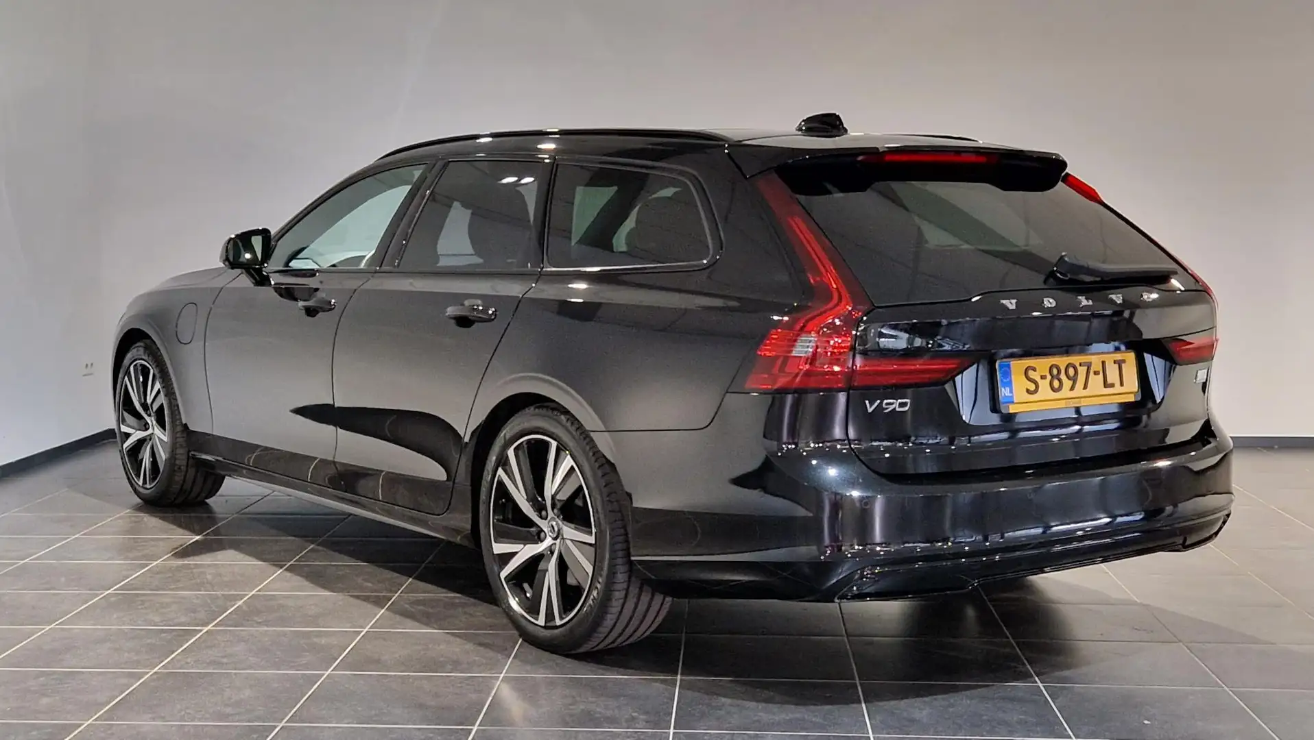 Volvo V90 2.0 T6 Plug-in hybrid AWD Ultimate Dark | Harman K Zwart - 2