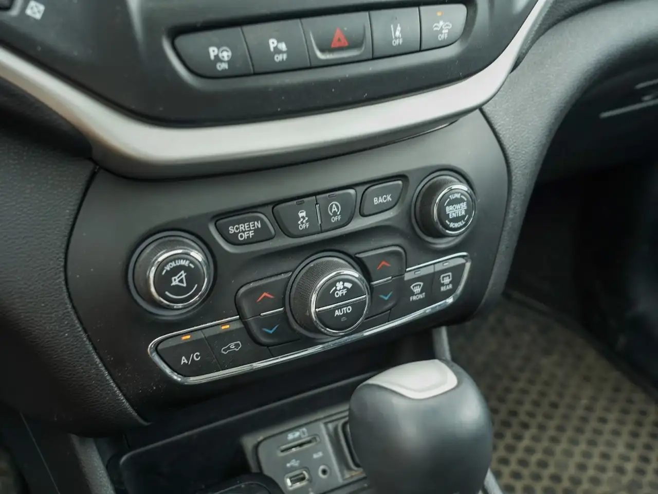 Jeep Cherokee photo Jeep Cherokee