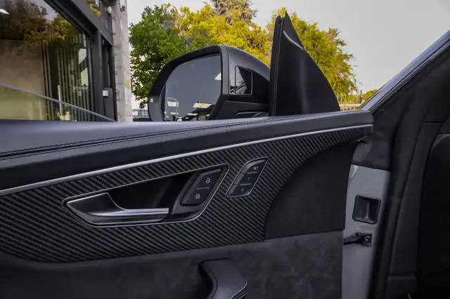 Audi RS Q8 view 11