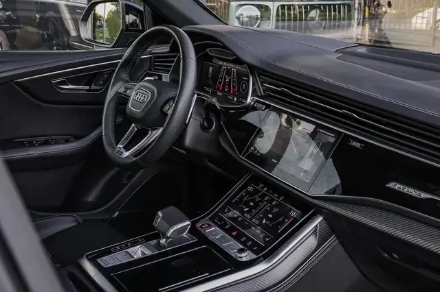 Audi RS Q8 view 14