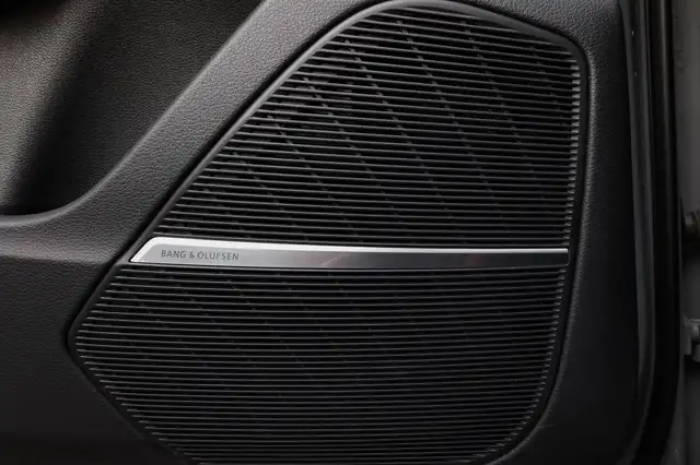 Audi RS Q8 view 12