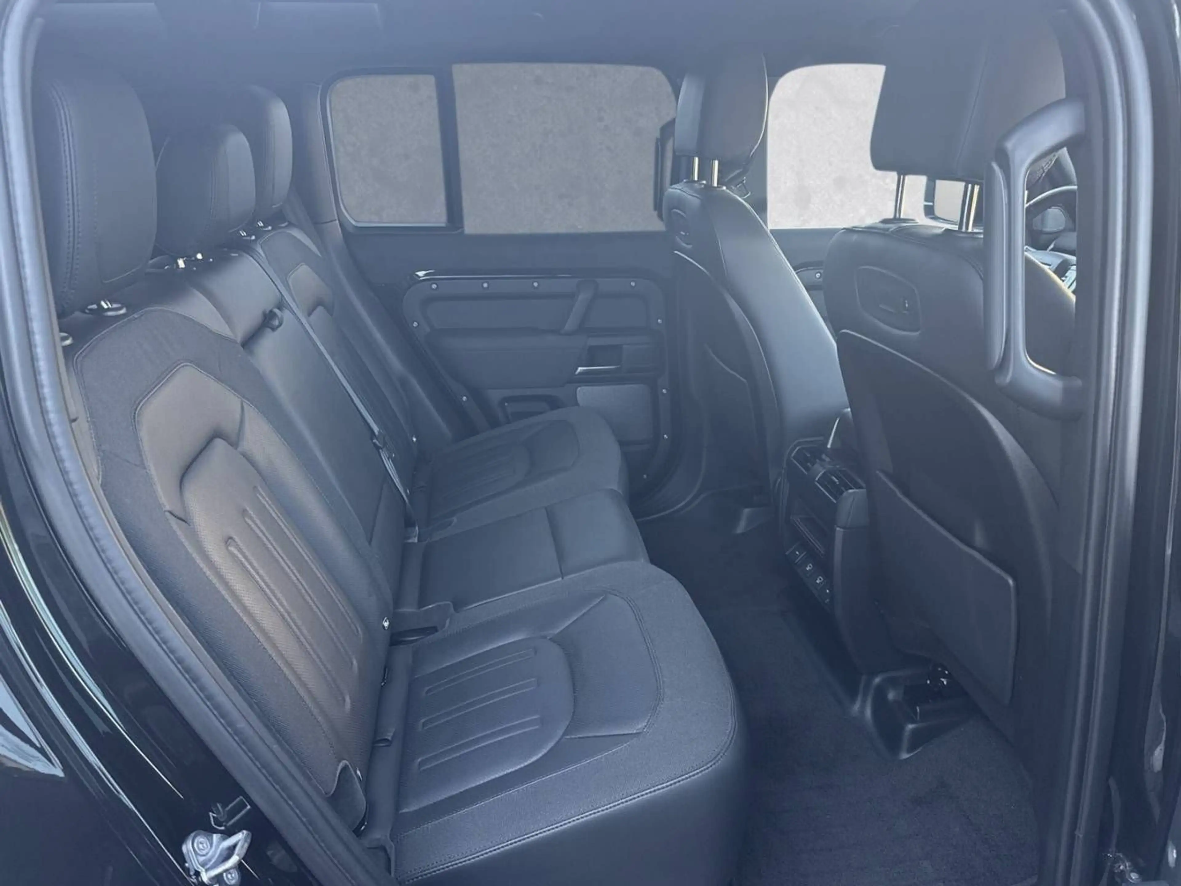 Land Rover Defender 110 D300 SE — photo 5