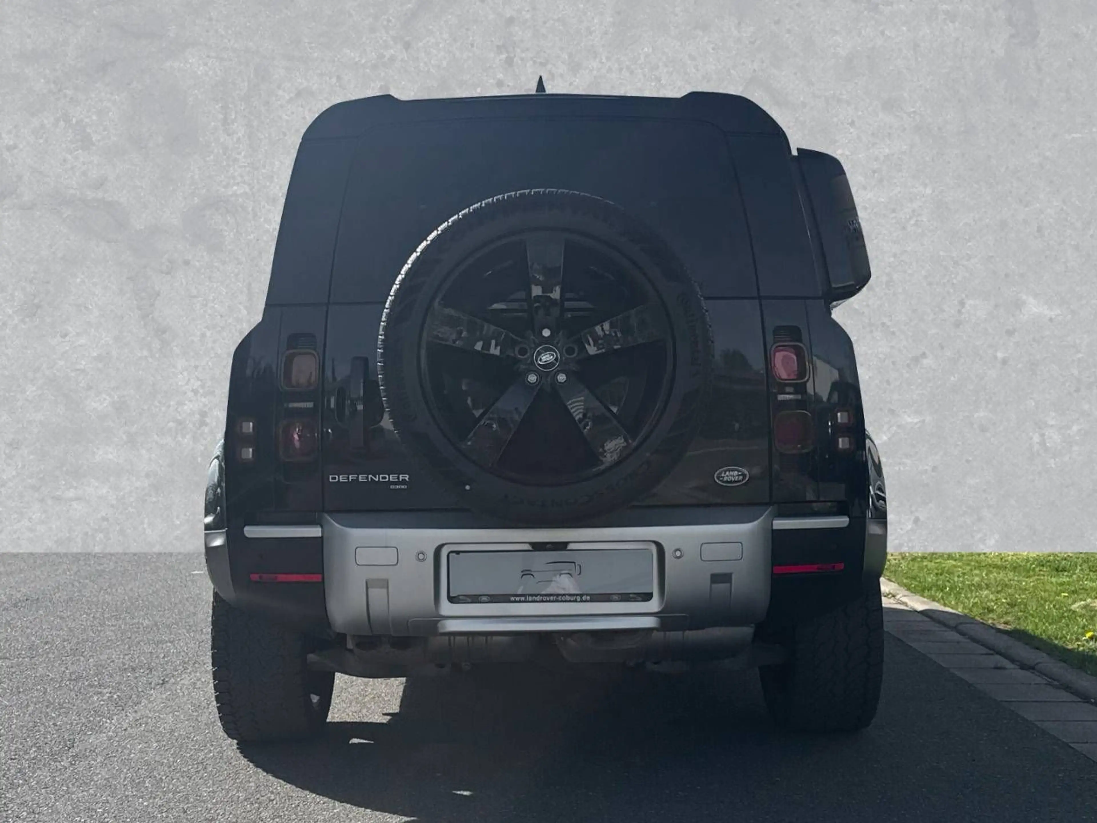 Land Rover Defender 110 D300 SE — photo 7