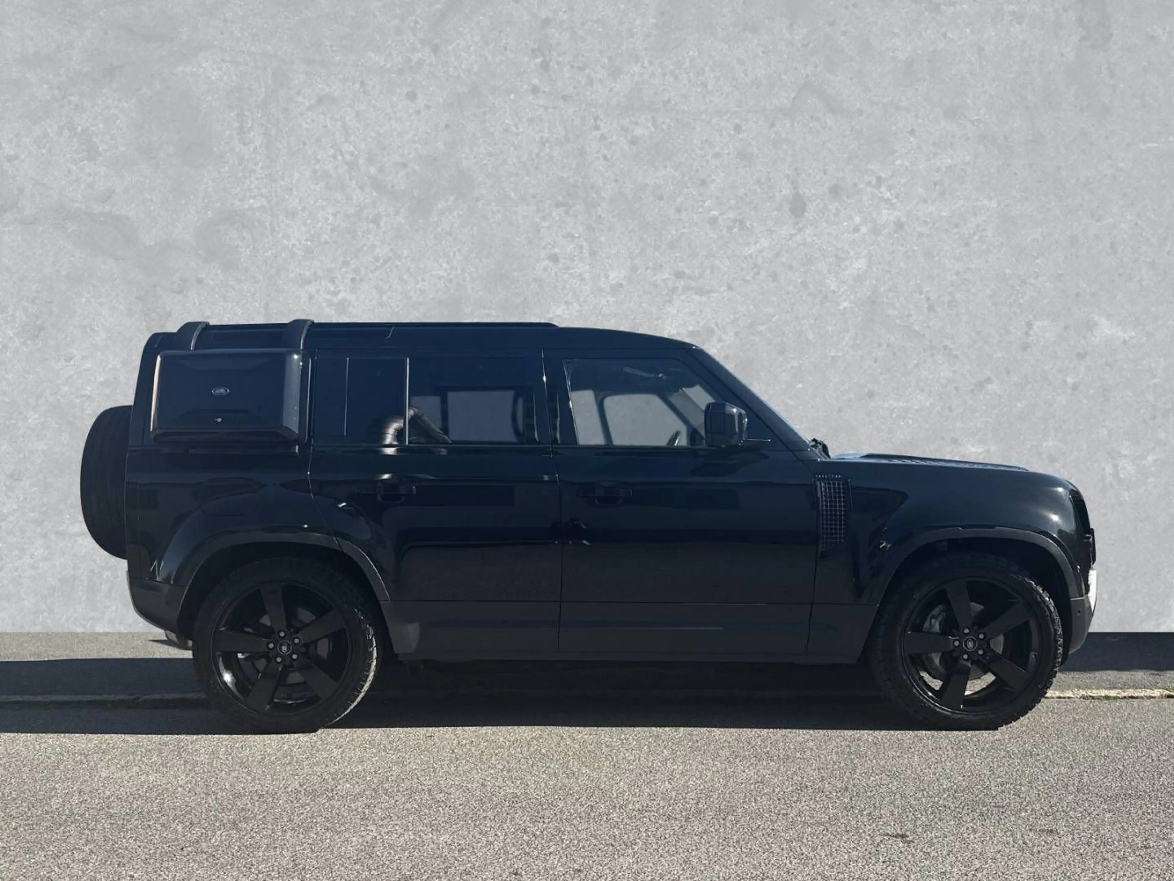 Land Rover Defender 110 D300 SE — photo 6